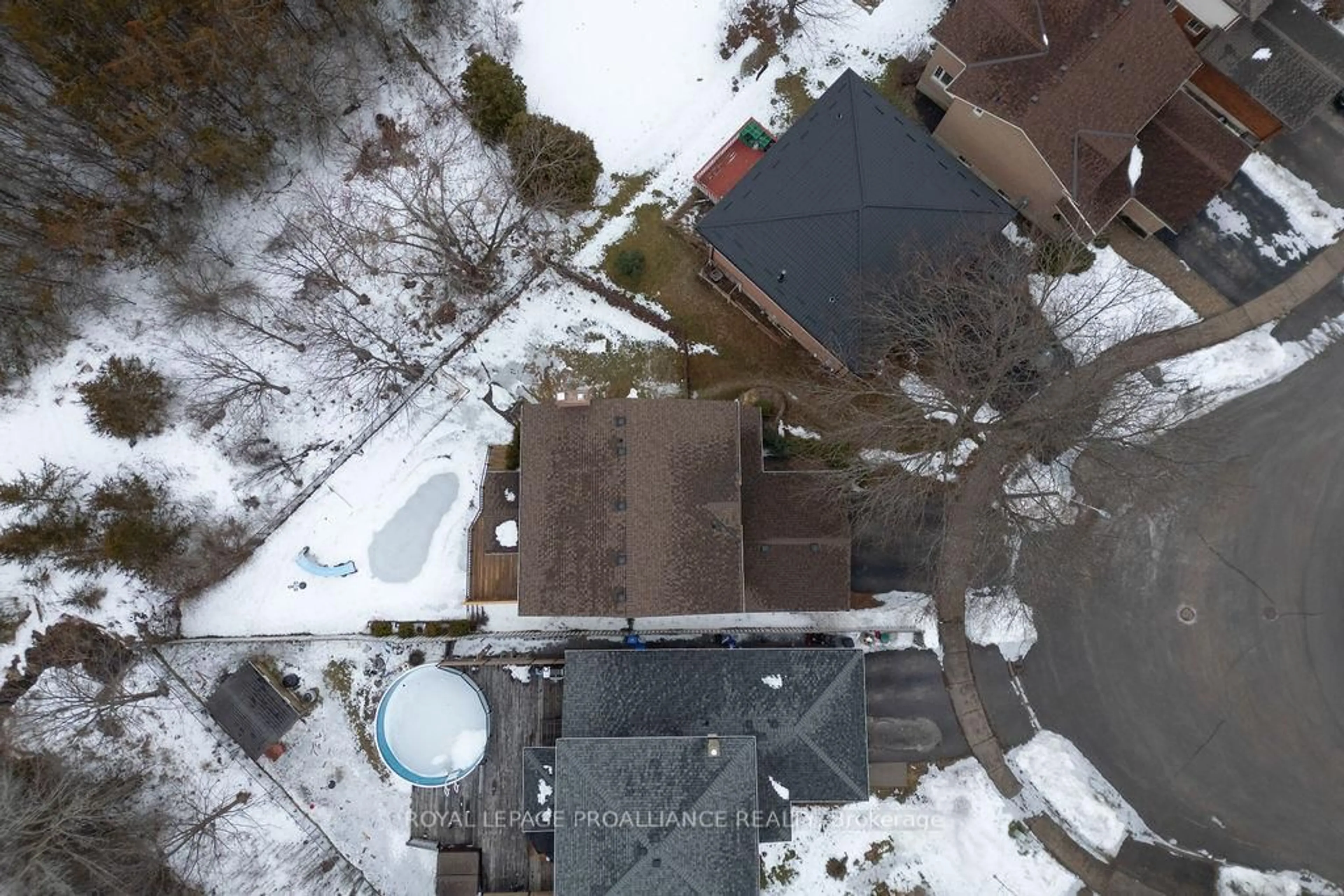 A pic from outside/outdoor area/front of a property/back of a property/a pic from drone, unknown for 29 Sherwood Cres, Belleville Ontario K8P 5G2