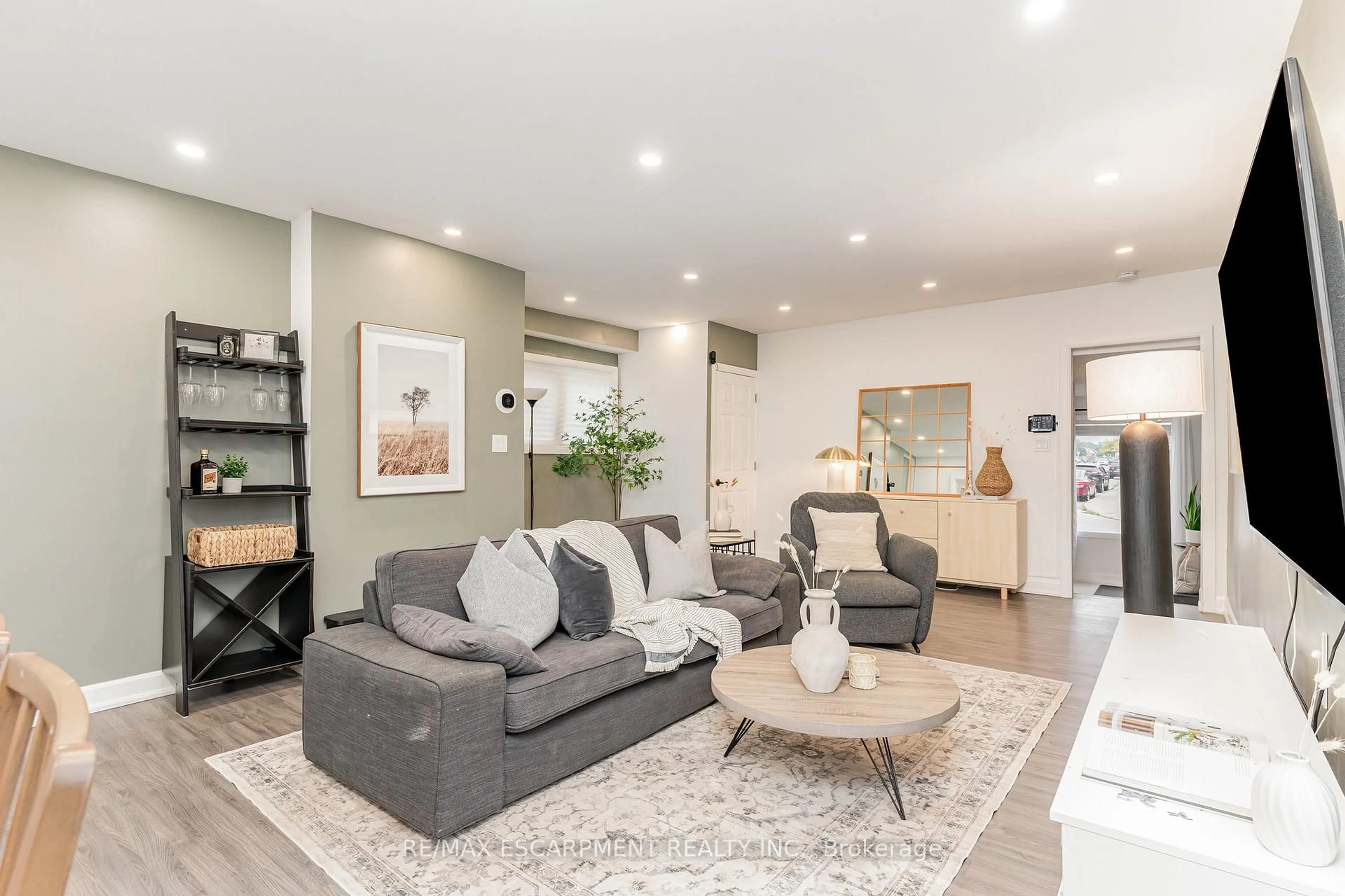 Living room with furniture, unknown for 4 Robins Ave, Hamilton Ontario L8H 4M6