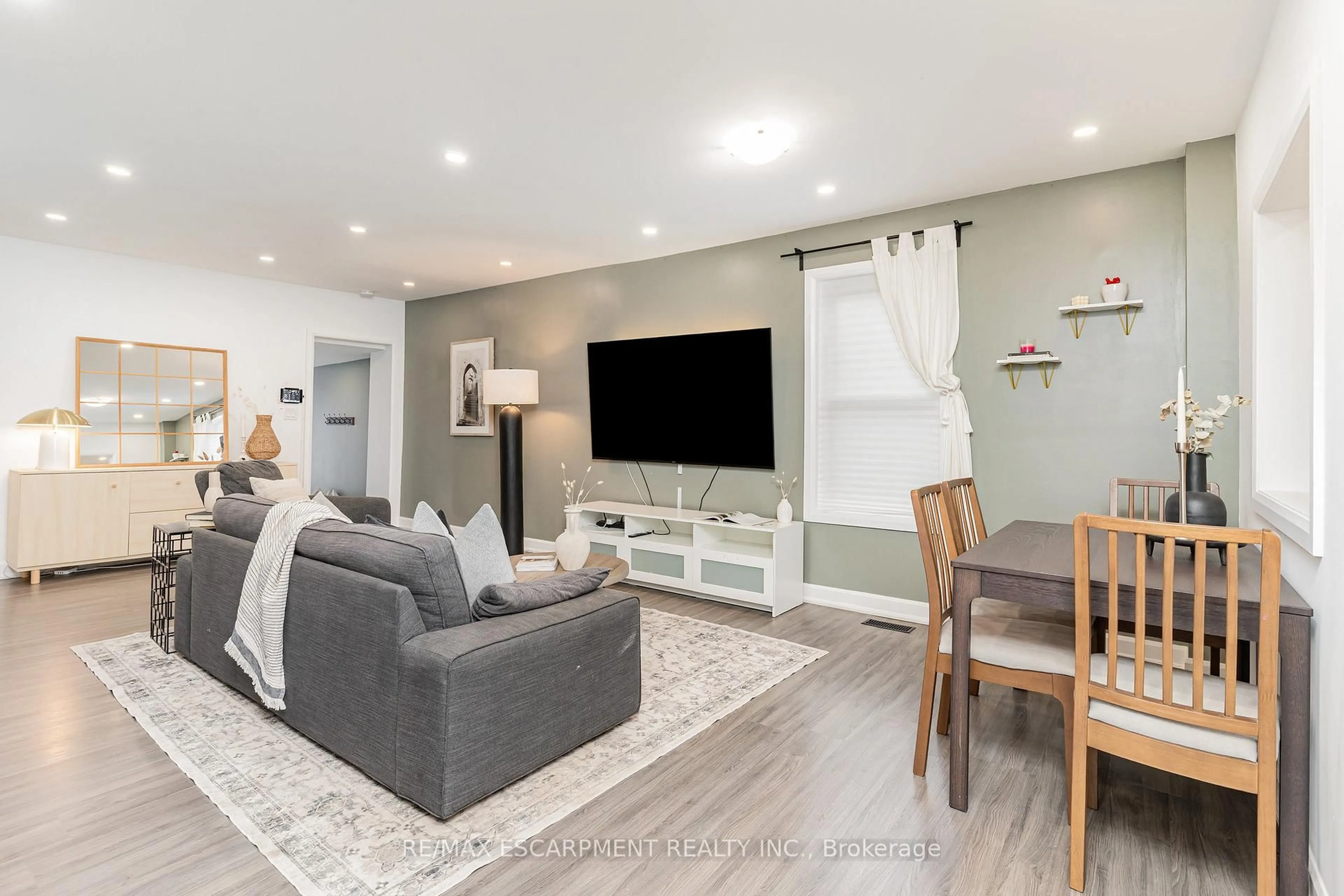 Living room with furniture, unknown for 4 Robins Ave, Hamilton Ontario L8H 4M6