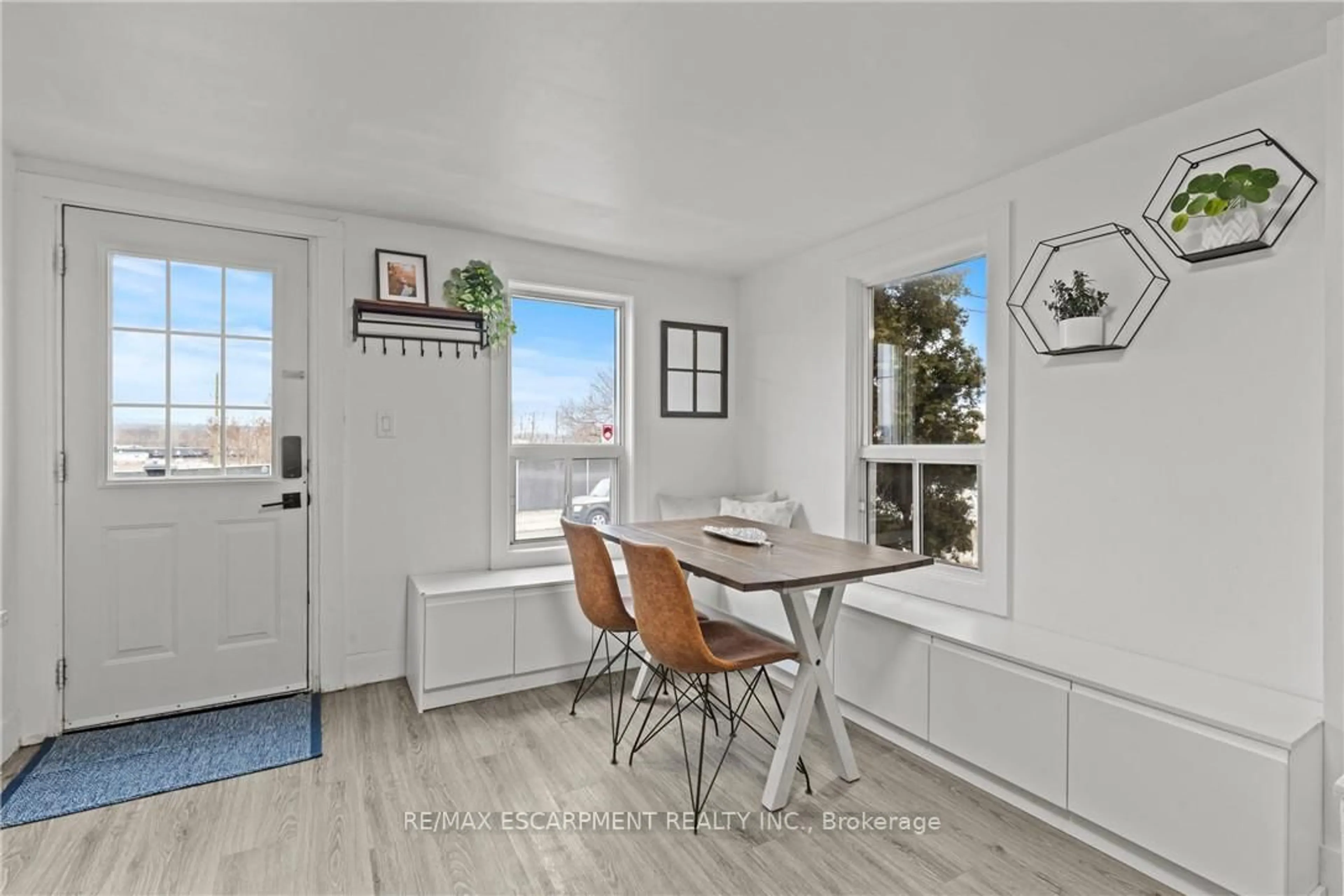 Unknown for 199 BARTON St, Hamilton Ontario L8R 2H3