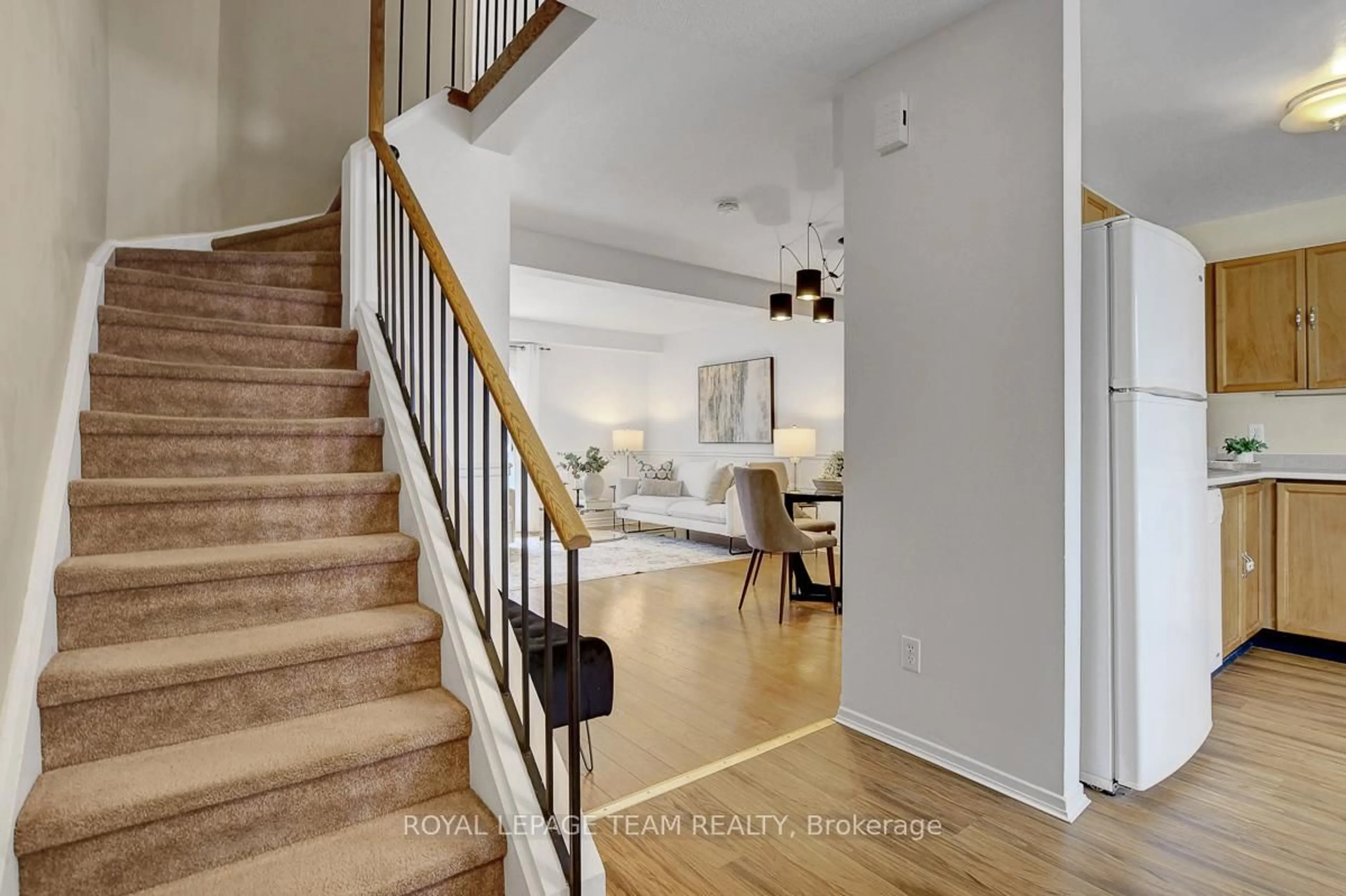 Indoor entryway for 47 Mcdermot Crt, Ottawa Ontario K2L 3V5