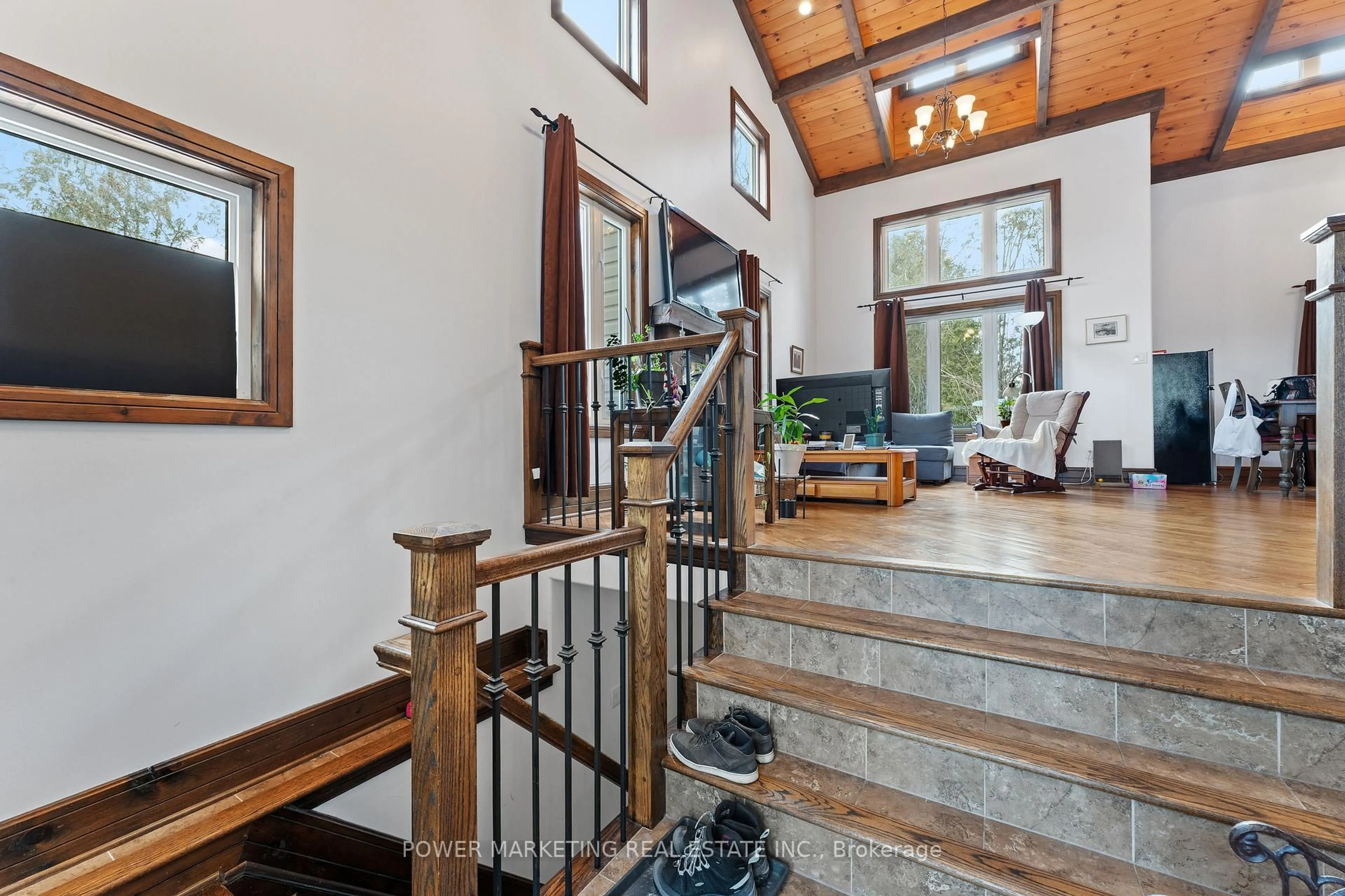 Indoor foyer for 6030 BANK St, Greely Ontario K4P 1N3