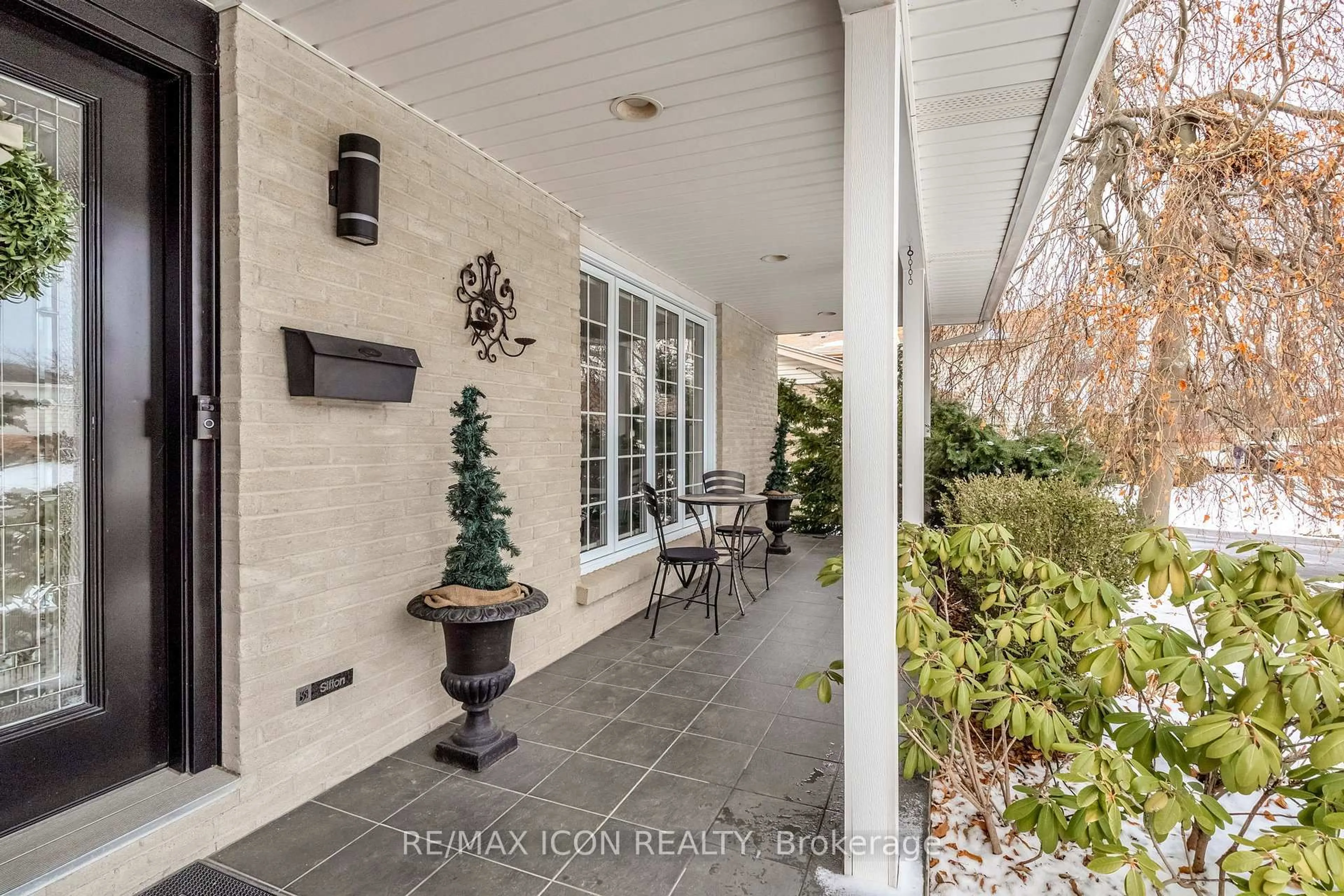 Indoor entryway for 151 Brixham Cres, London South Ontario N6K 1K9