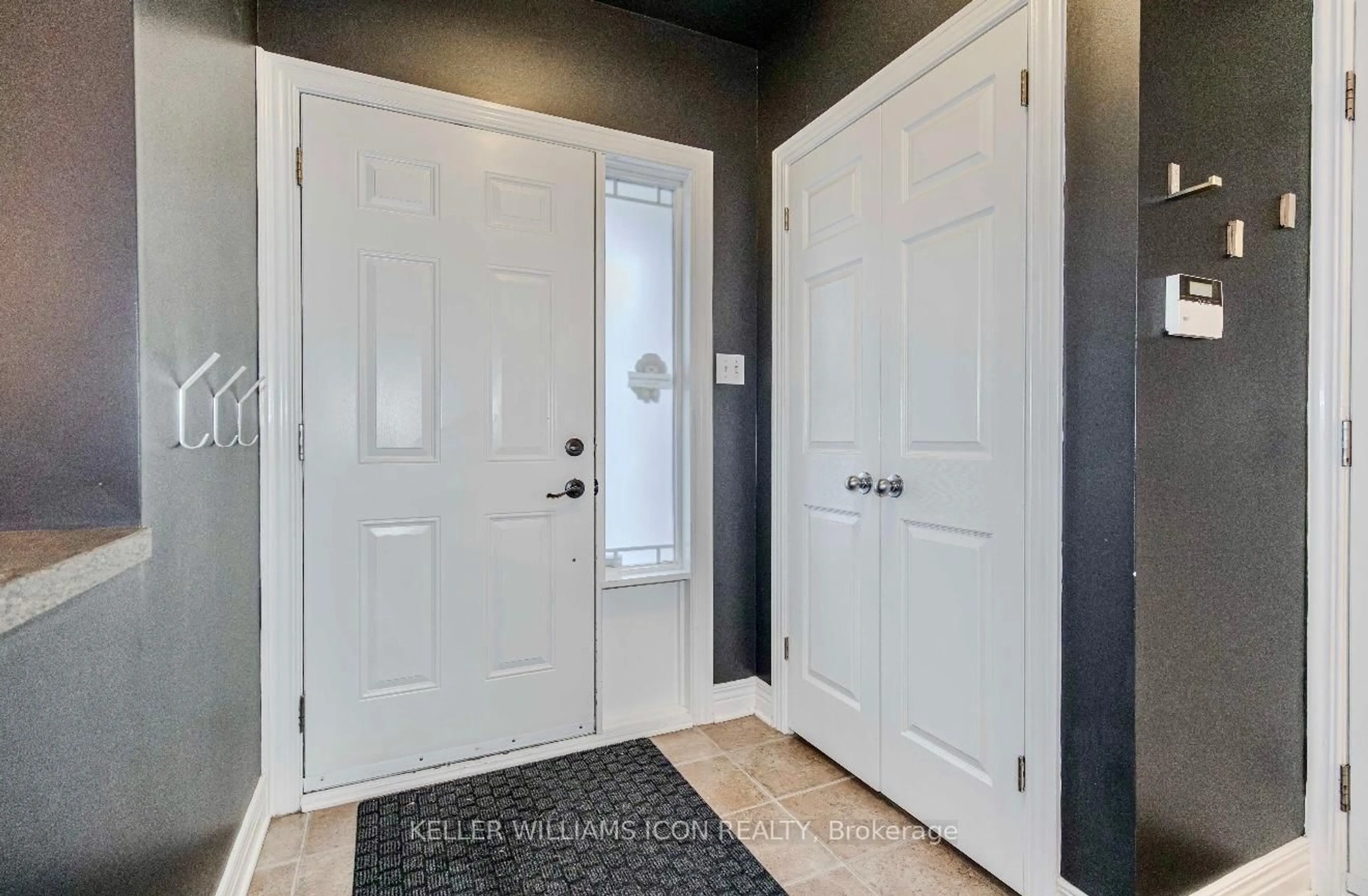 Indoor entryway for 40 Huntcliff Pl, Ottawa Ontario K2G 6Z8