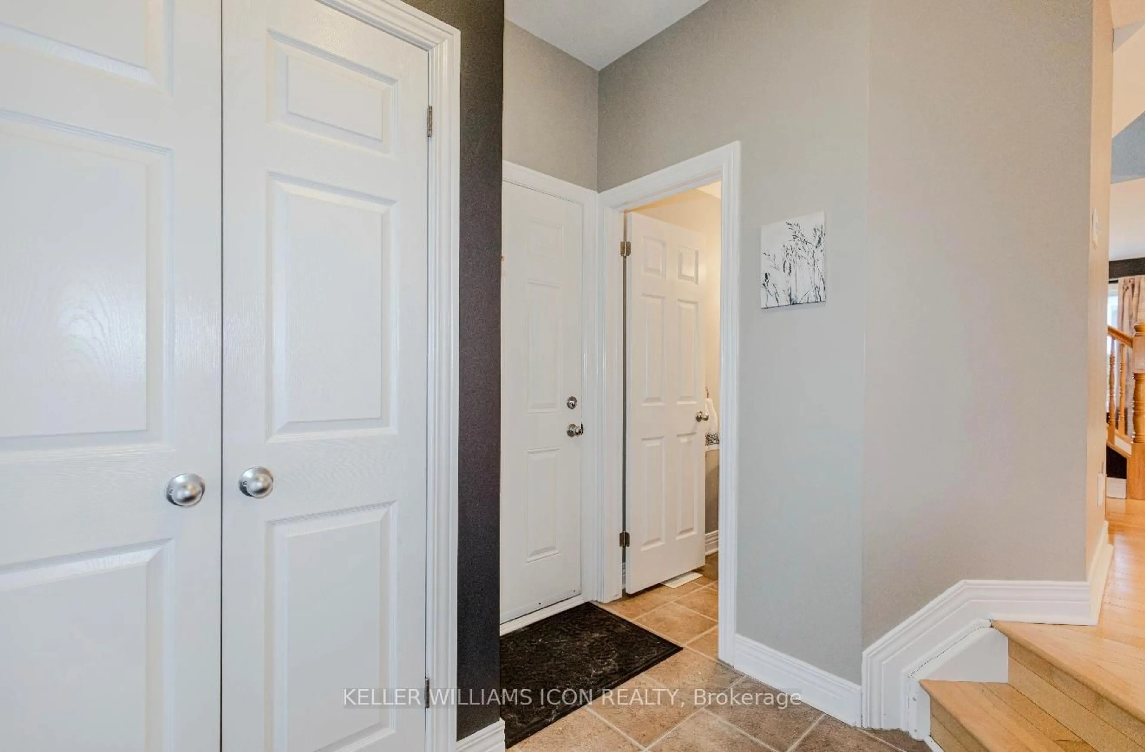 Indoor entryway for 40 Huntcliff Pl, Ottawa Ontario K2G 6Z8
