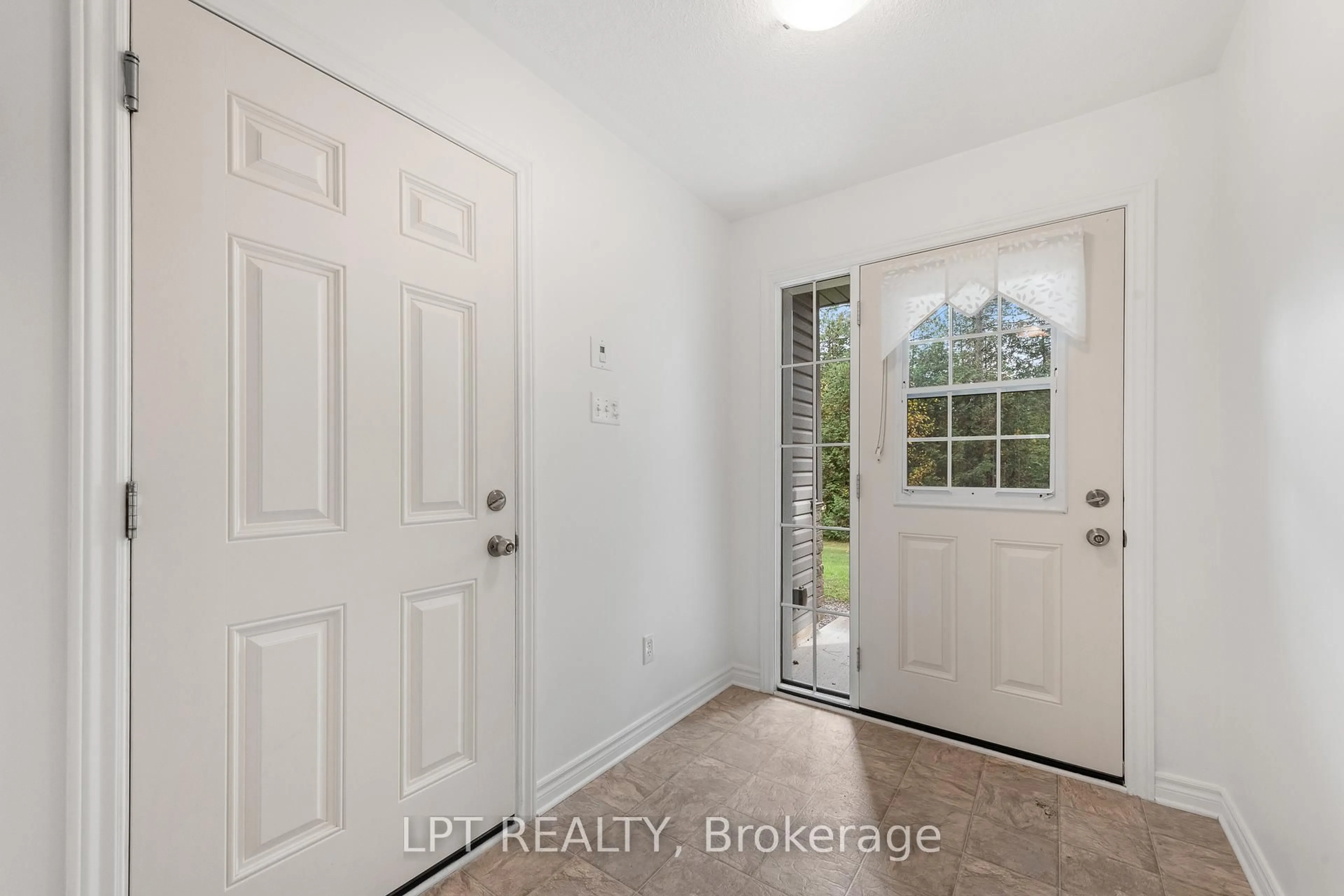 Indoor entryway for 474 William Campbell Rd, Smiths Falls Ontario K7A 4S6