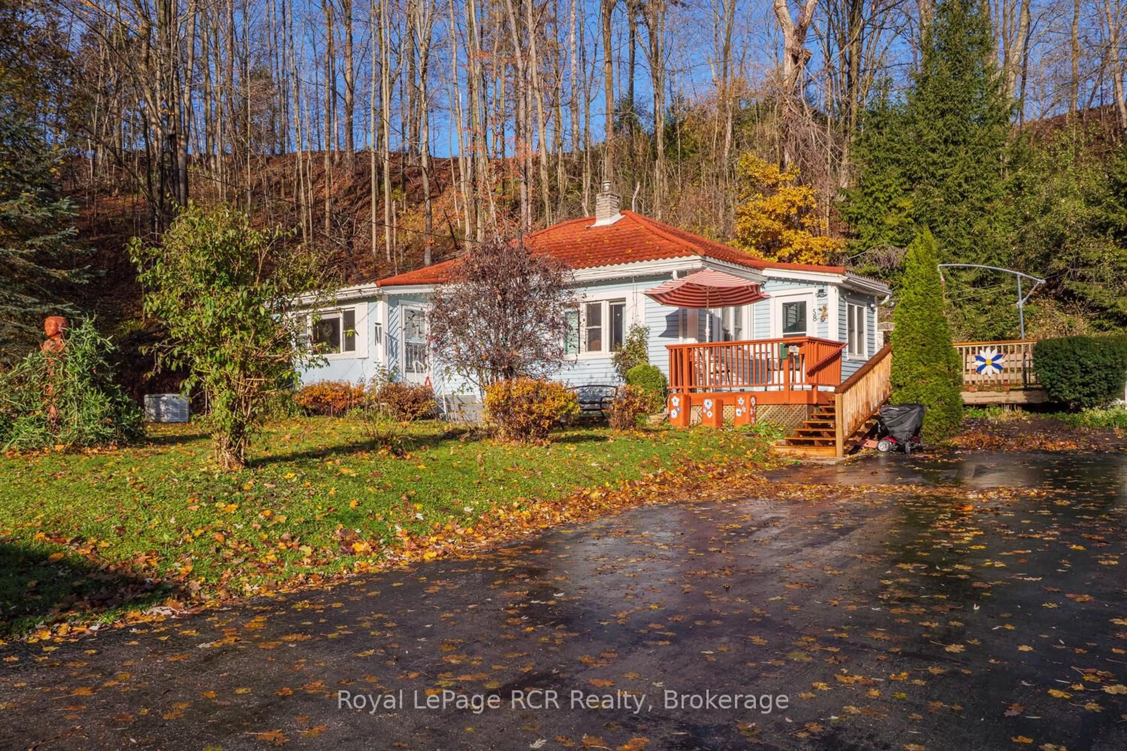 A pic from outside/outdoor area/front of a property/back of a property/a pic from drone, street for 58 2nd St, Owen Sound Ontario N4K 0B4