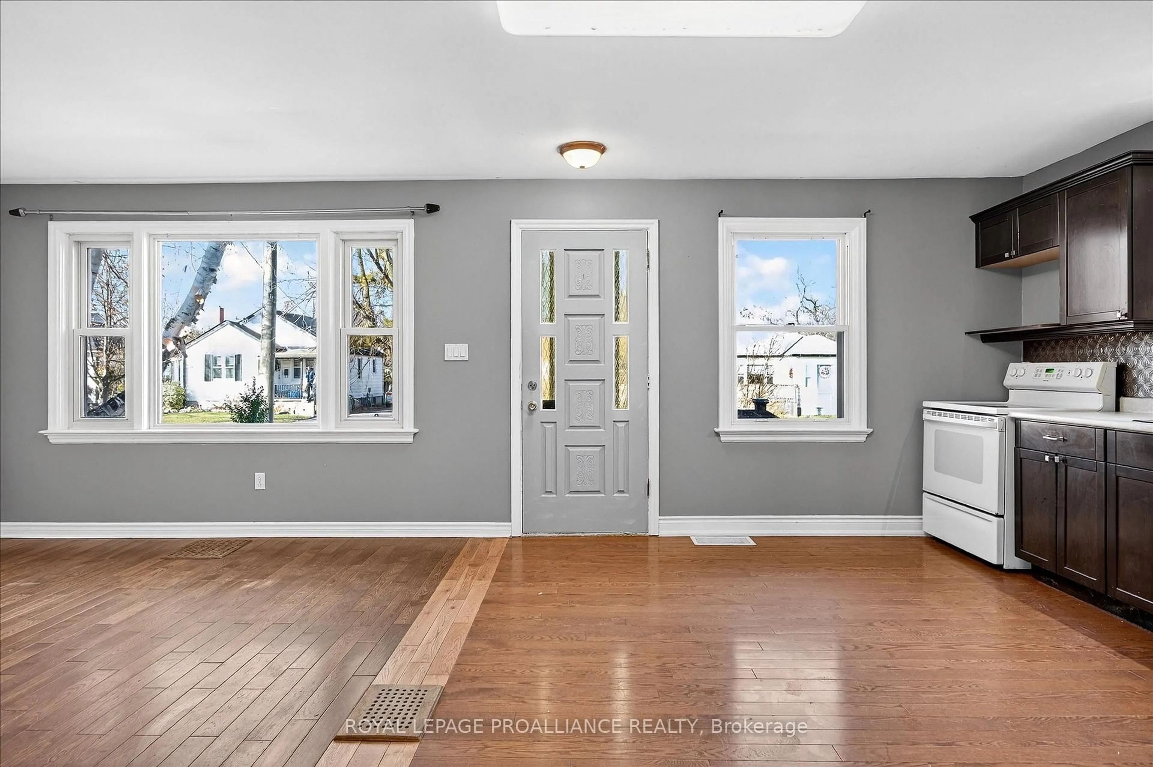 Indoor entryway for 543 Howden St, Peterborough Ontario K9J 4B4