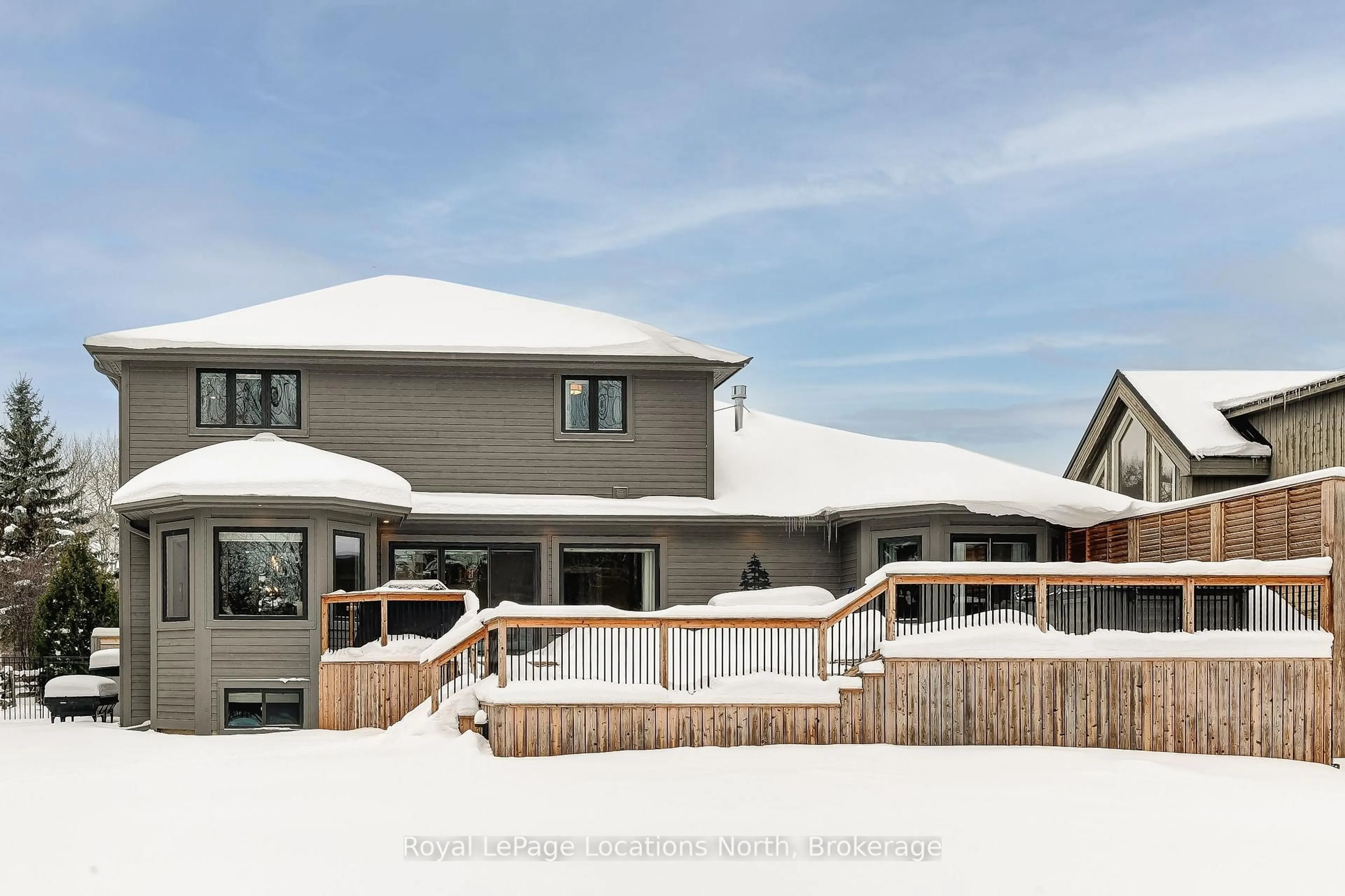 Patio, mountain view for 113 Aspen Way, Blue Mountains Ontario L9Y 0S8