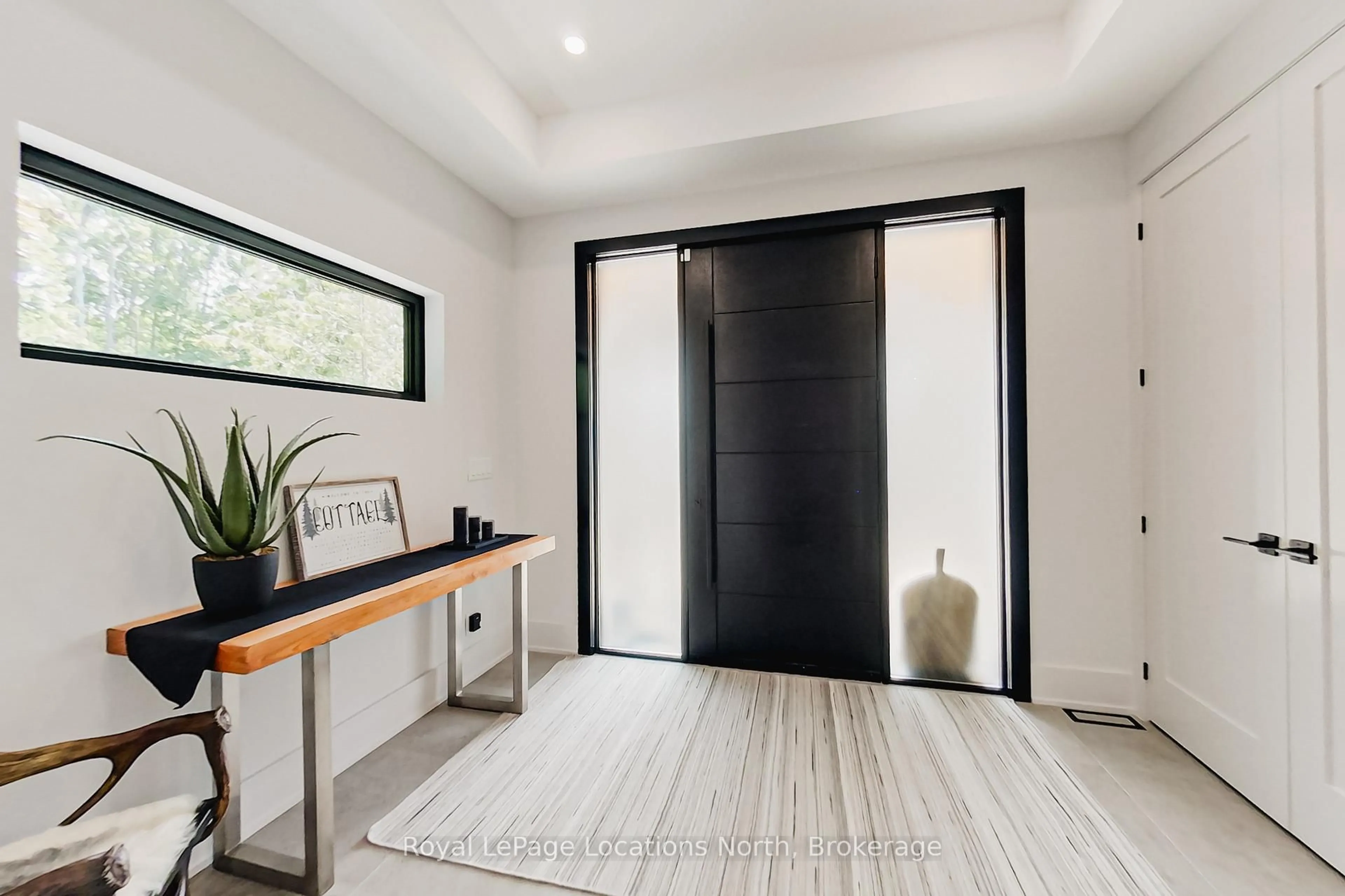 Indoor entryway for 74 Arthur St, Blue Mountains Ontario N0H 2P0