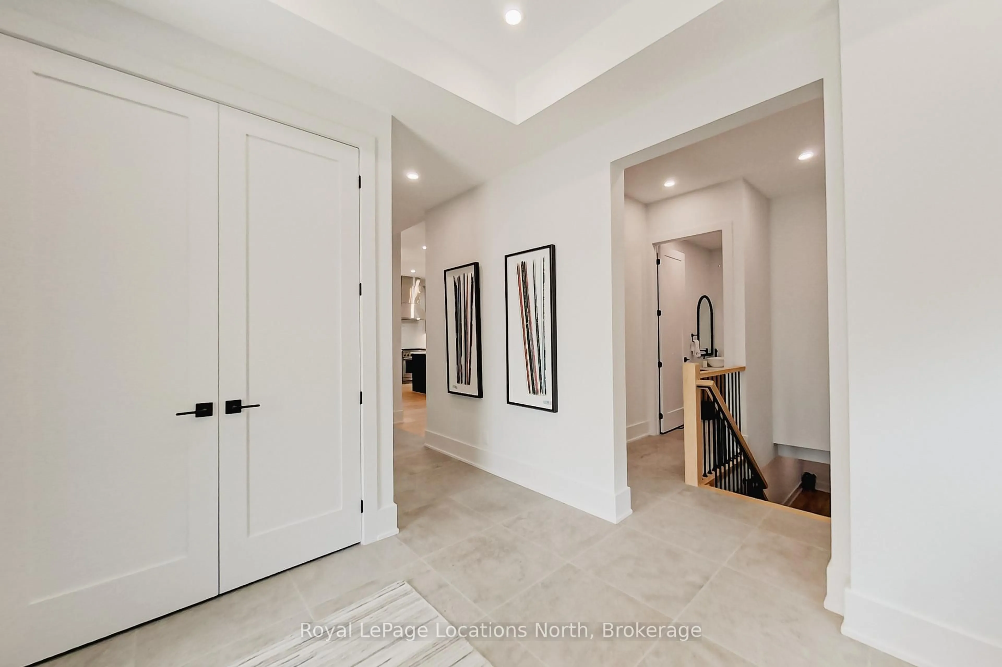 Indoor entryway for 74 Arthur St, Blue Mountains Ontario N0H 2P0