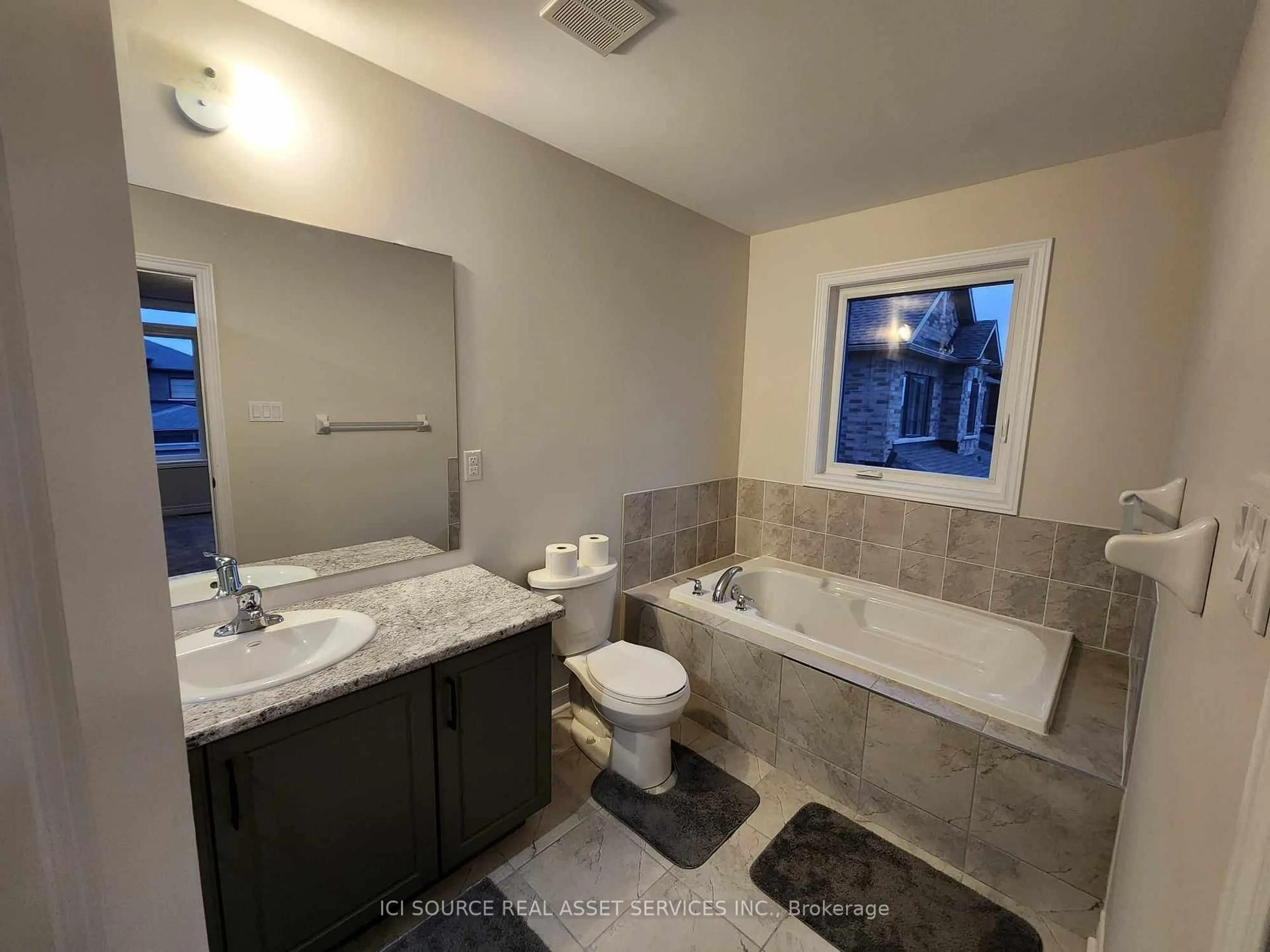 Standard bathroom, ceramic/tile floor for 41 Bentgrass Dr, Welland Ontario L3B 0H4