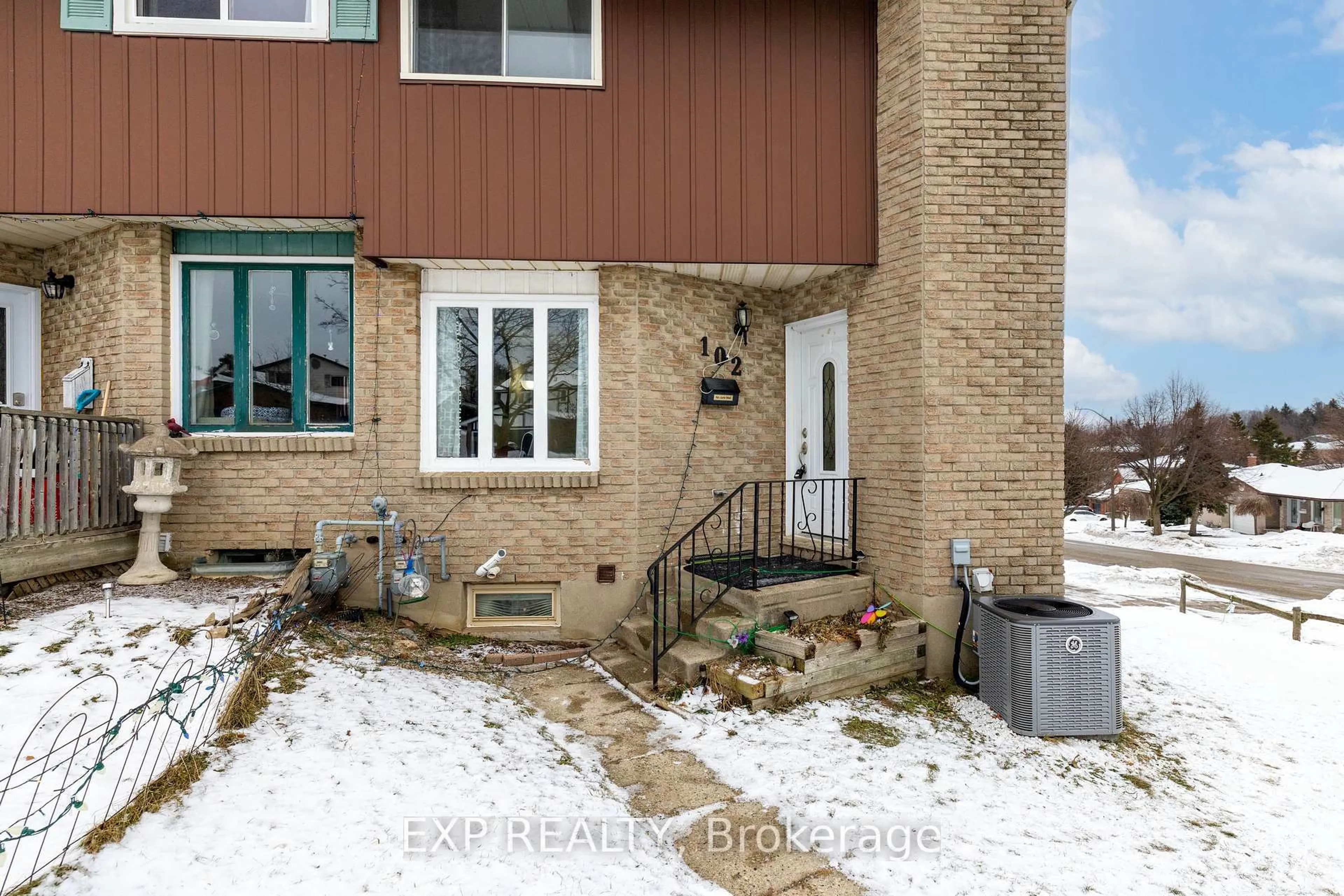 Home with brick exterior material, street for 102 The Country Way, Kitchener Ontario N2E 2K8