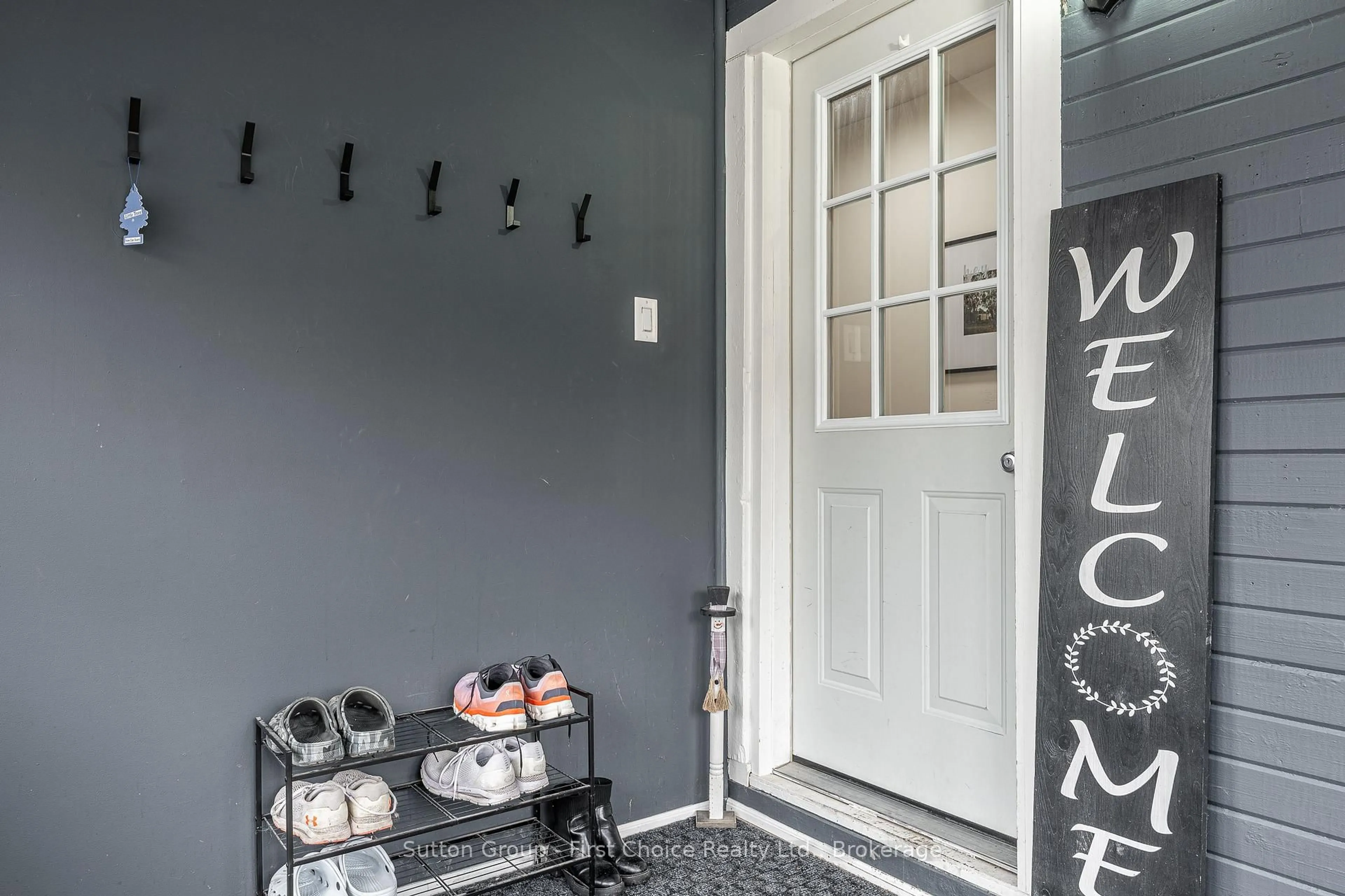 Indoor entryway for 39 William St St, St. Marys Ontario N4X 1C8