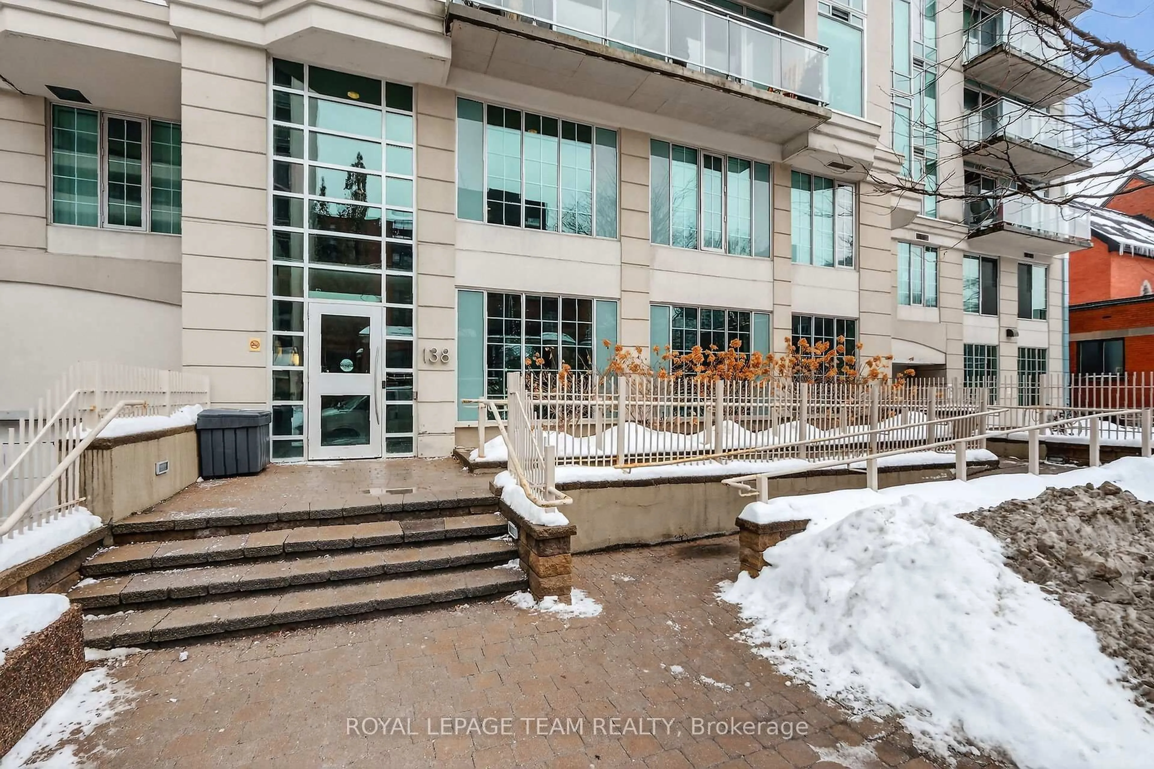 Indoor foyer for 138 Somerset St #804, Ottawa Ontario K2P 0A3