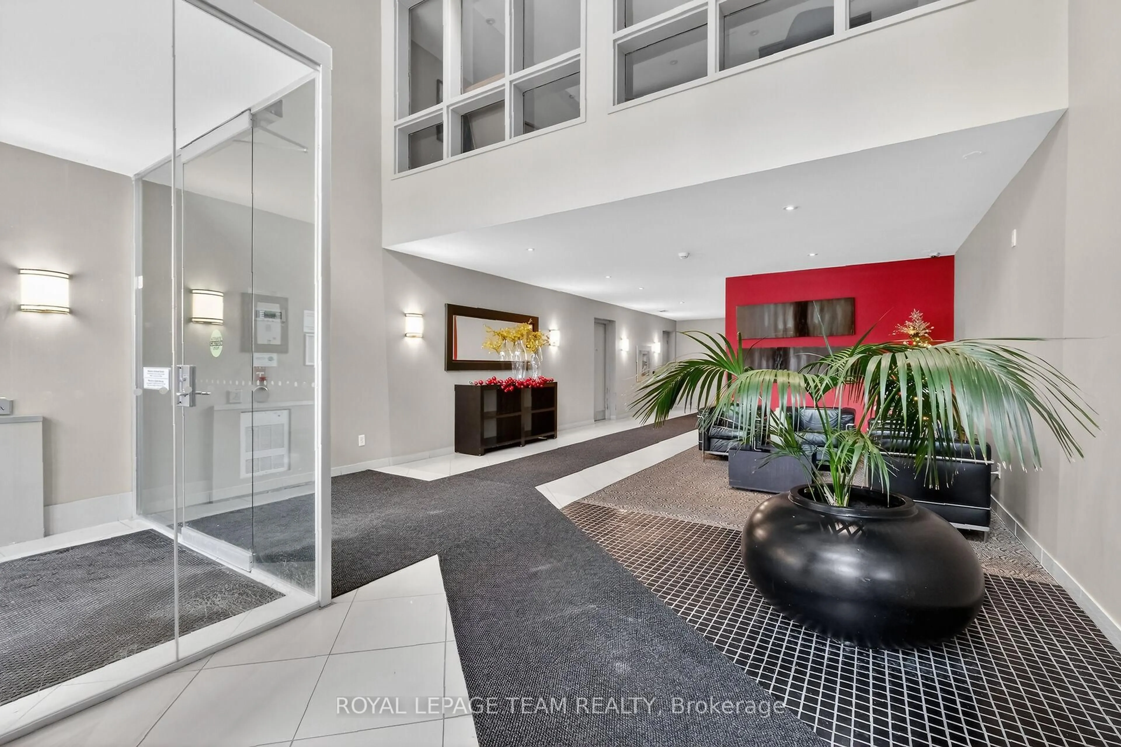 Indoor foyer for 138 Somerset St #804, Ottawa Ontario K2P 0A3