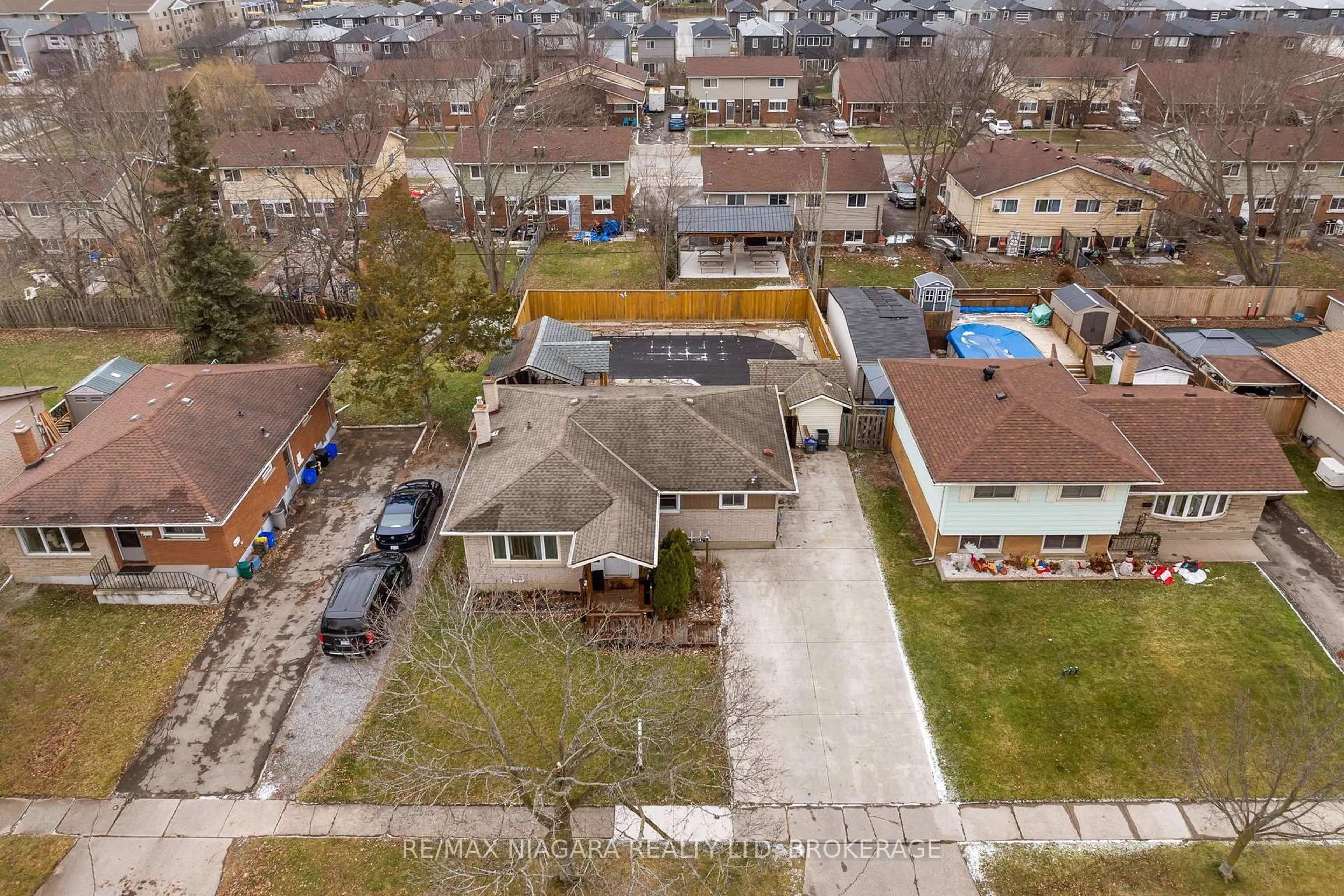 A pic from outside/outdoor area/front of a property/back of a property/a pic from drone, street for 204 Hildred St, Welland Ontario L3B 1N1