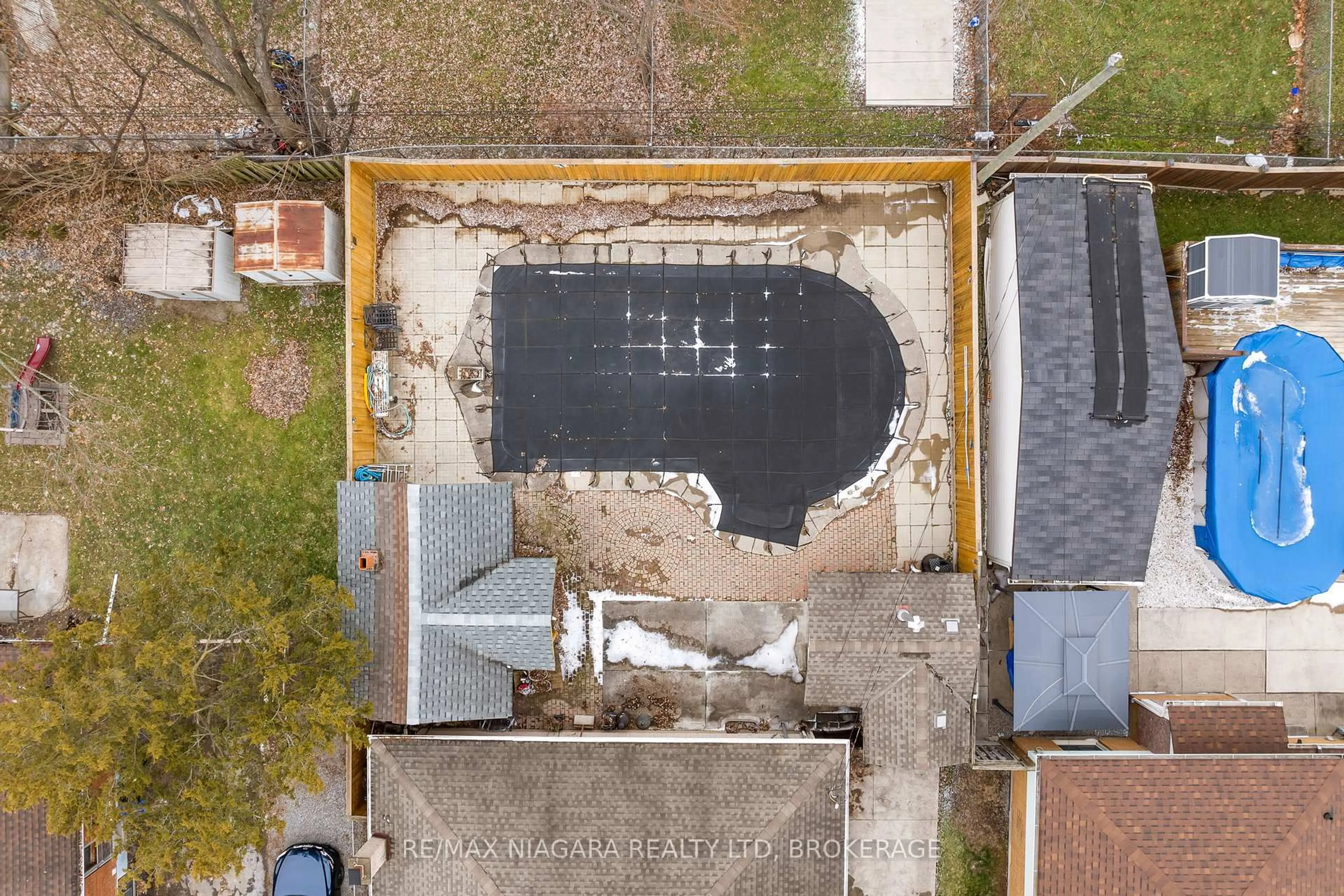 A pic from outside/outdoor area/front of a property/back of a property/a pic from drone, building for 204 Hildred St, Welland Ontario L3B 1N1