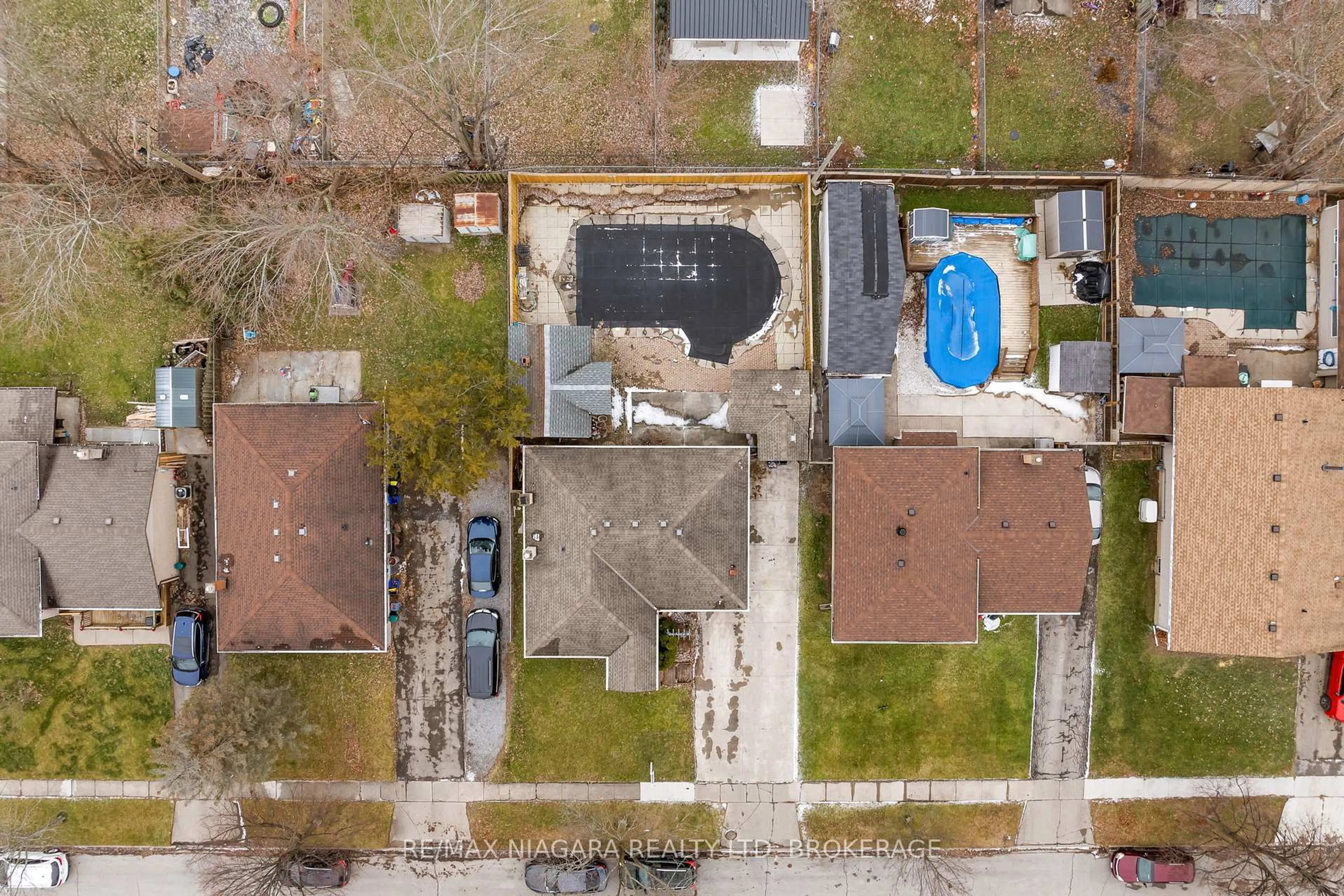 A pic from outside/outdoor area/front of a property/back of a property/a pic from drone, street for 204 Hildred St, Welland Ontario L3B 1N1
