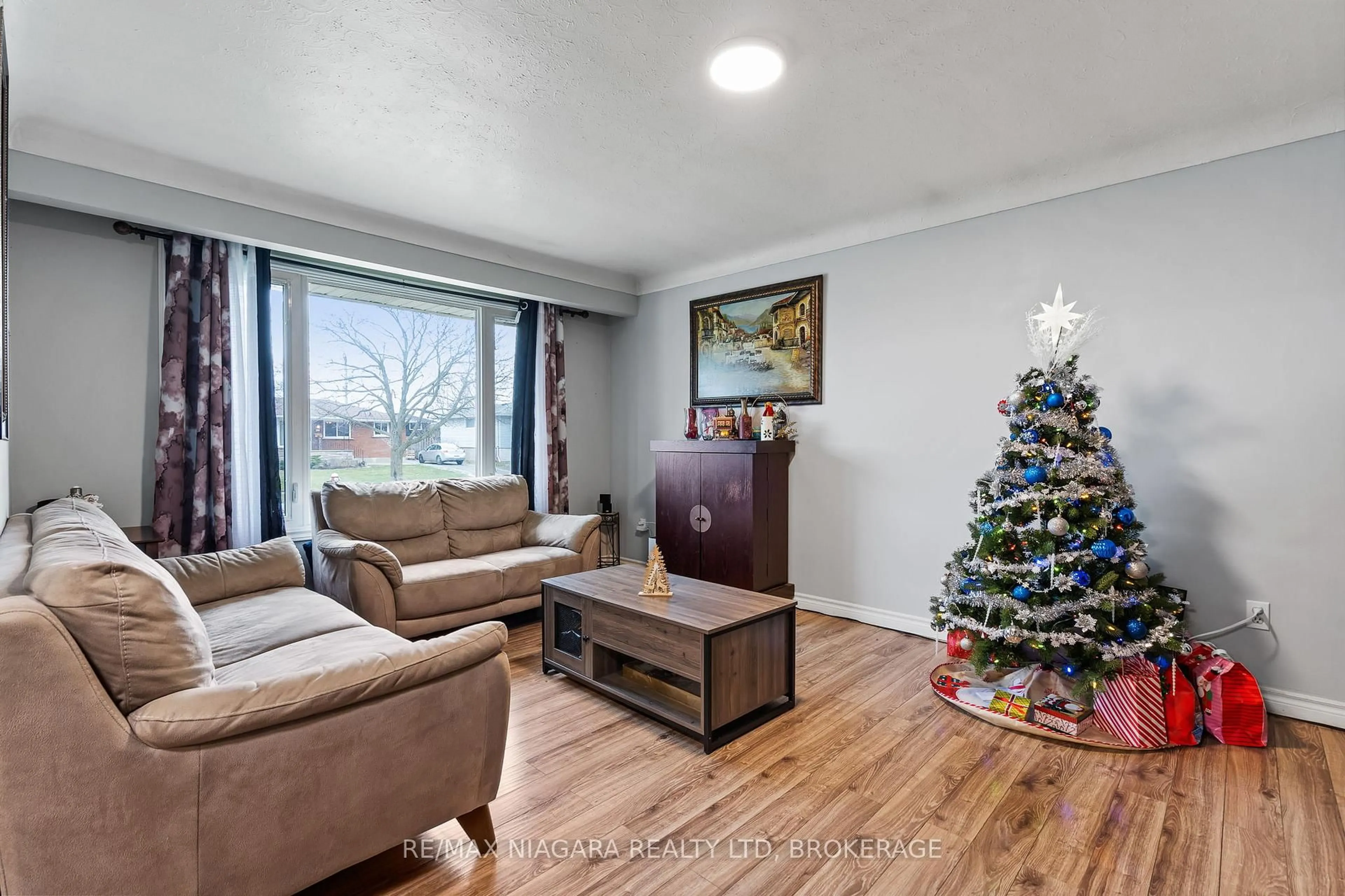 Living room with furniture, unknown for 204 Hildred St, Welland Ontario L3B 1N1