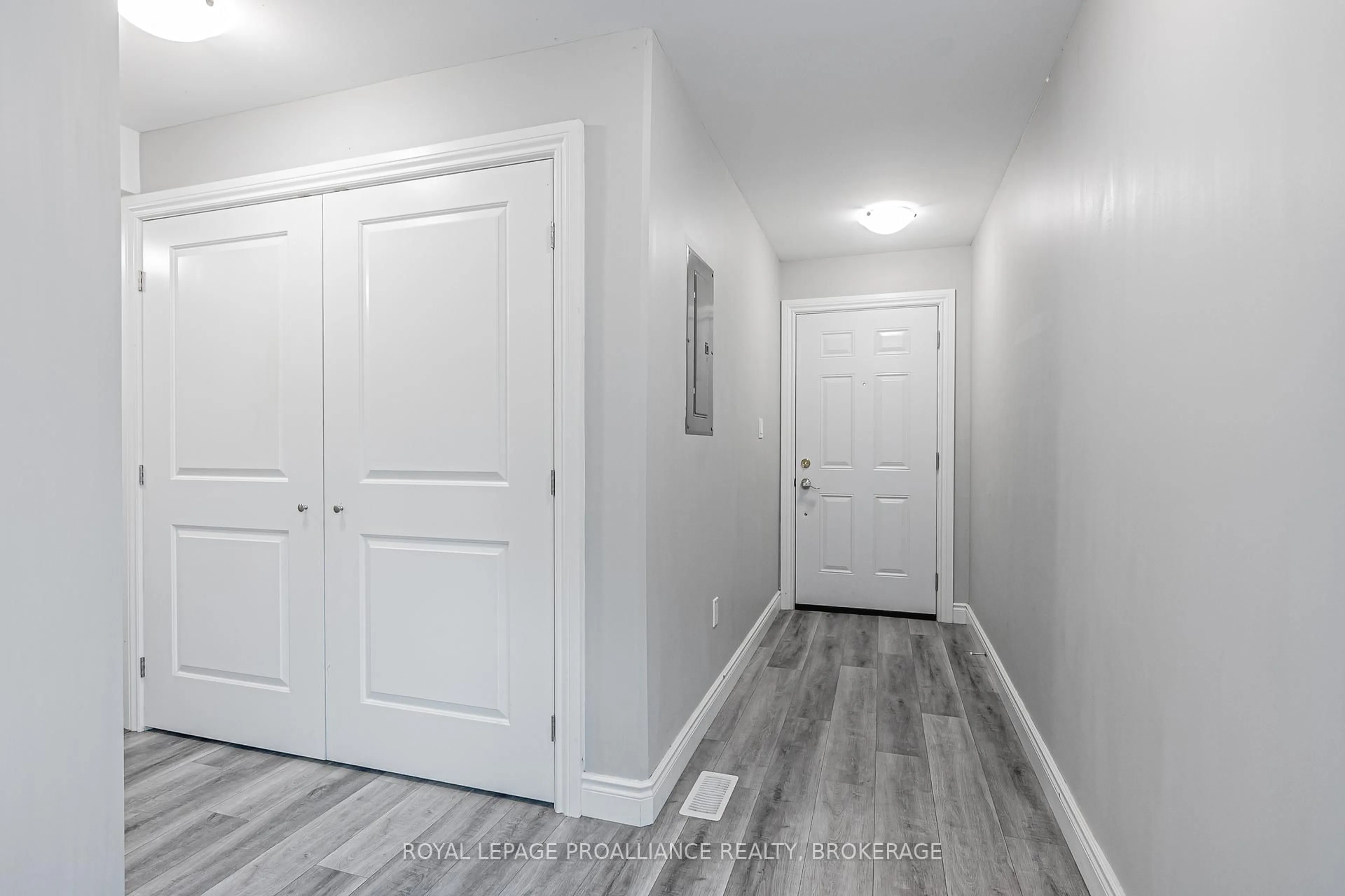 Indoor entryway for 39 Ellerbeck St, Kingston Ontario K7L 4H5