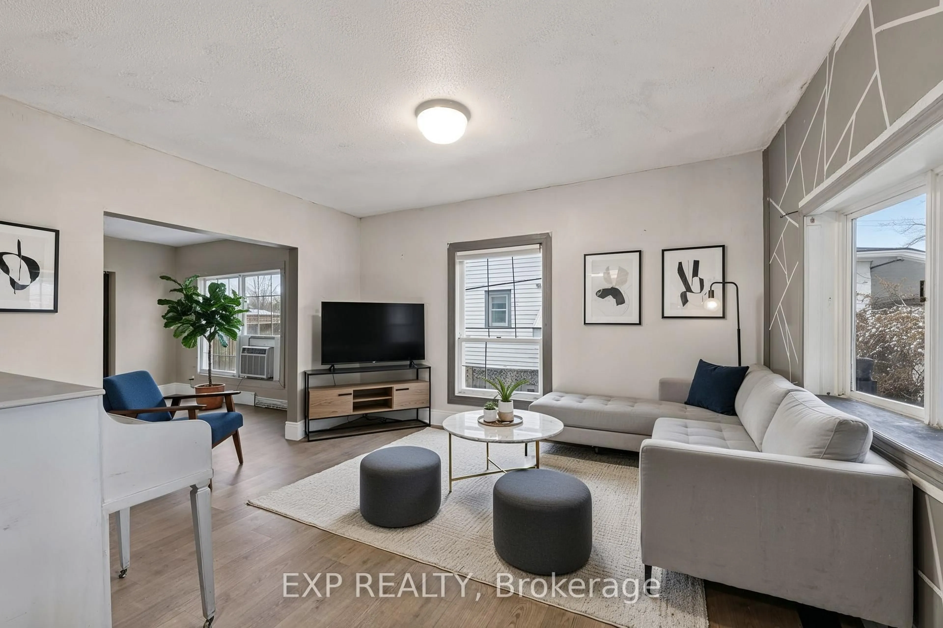 Living room with furniture, unknown for 4576 Fourth Ave, Niagara Falls Ontario L2E 4N6