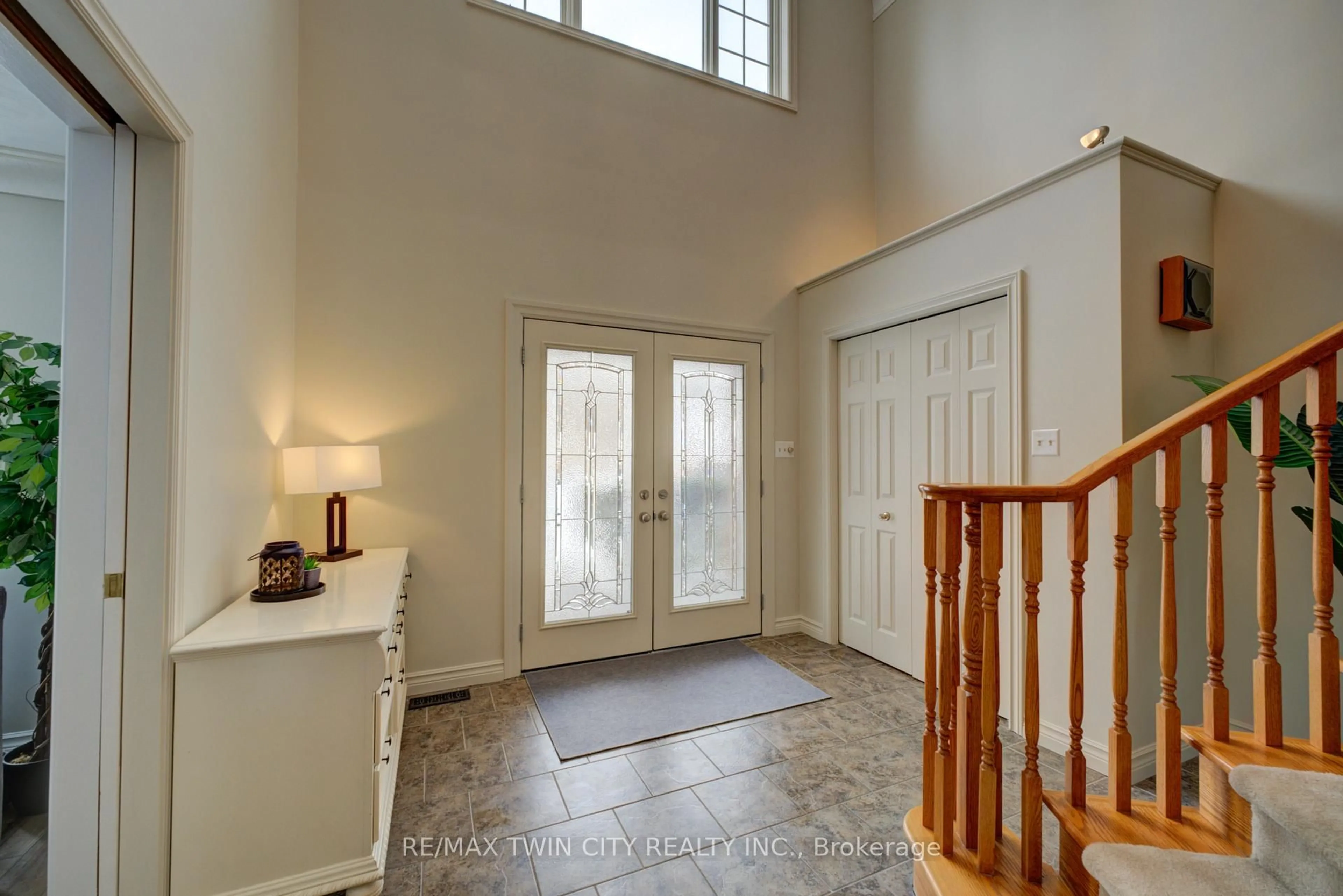 Indoor entryway for 9 Scarfe Gdns, Brantford Ontario N3T 6B2