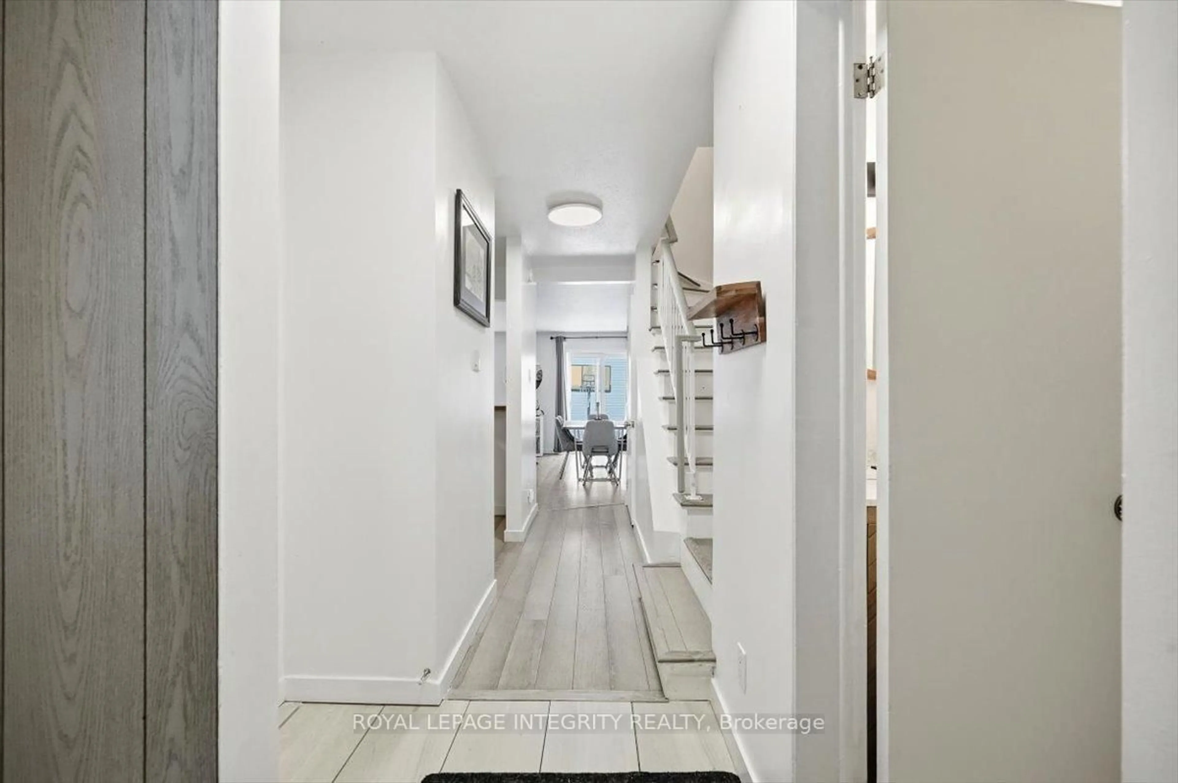 Indoor entryway for 1985 Woods St, Clarence-Rockland Ontario K4K 1H7