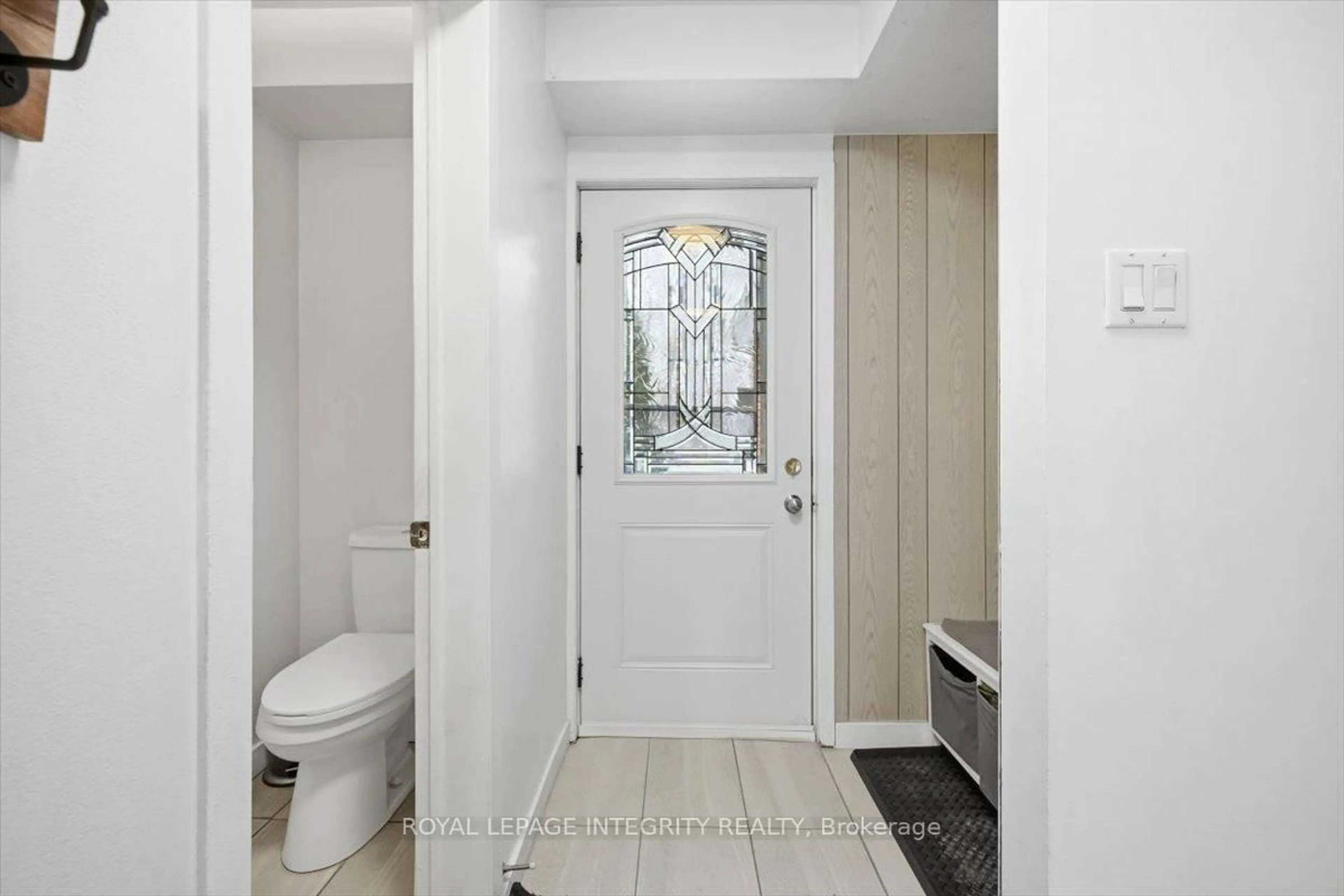 Indoor entryway for 1985 Woods St, Clarence-Rockland Ontario K4K 1H7