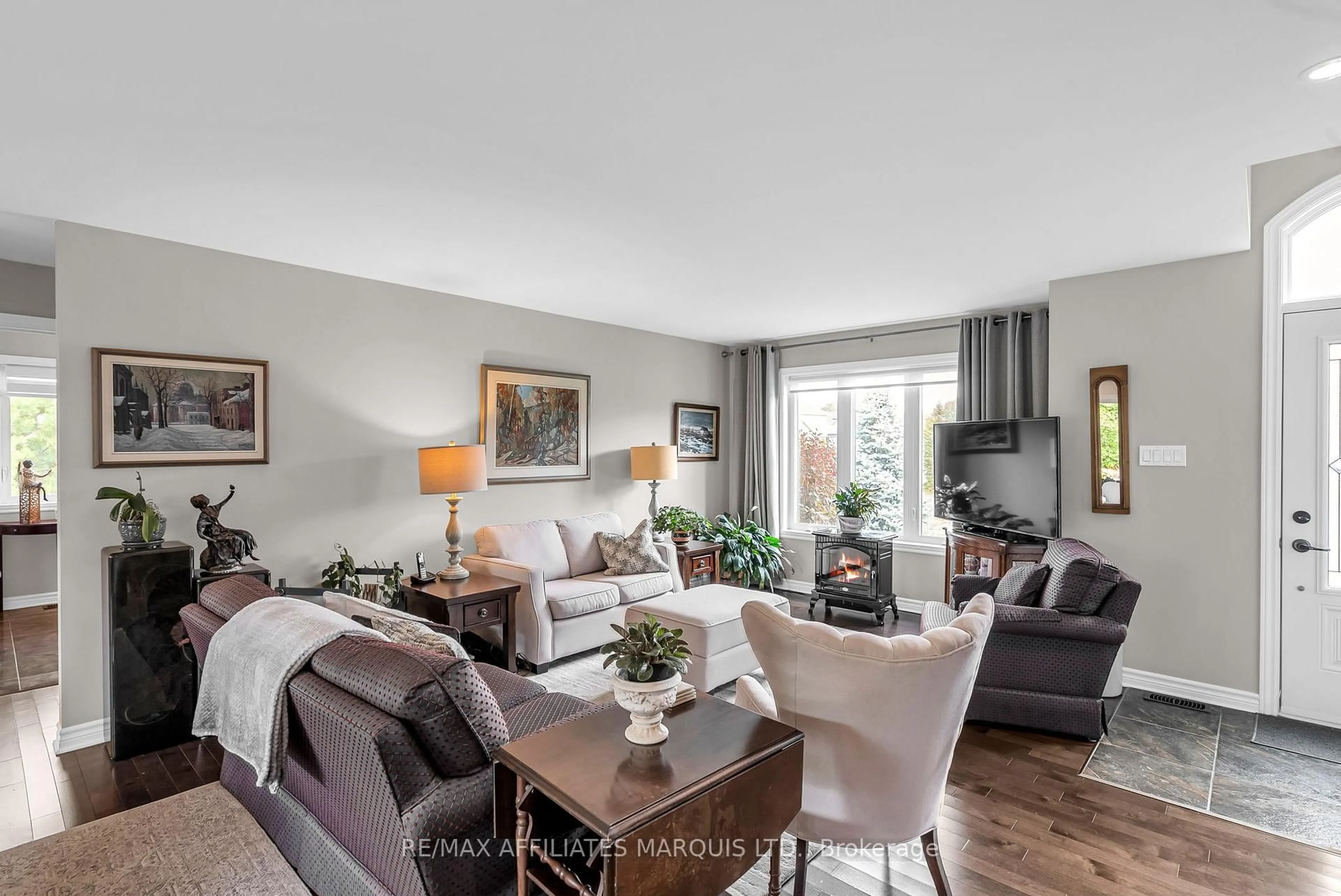 Living room with furniture, wood/laminate floor for 6708 Yacht Blvd, Cornwall Ontario K6H 7N6