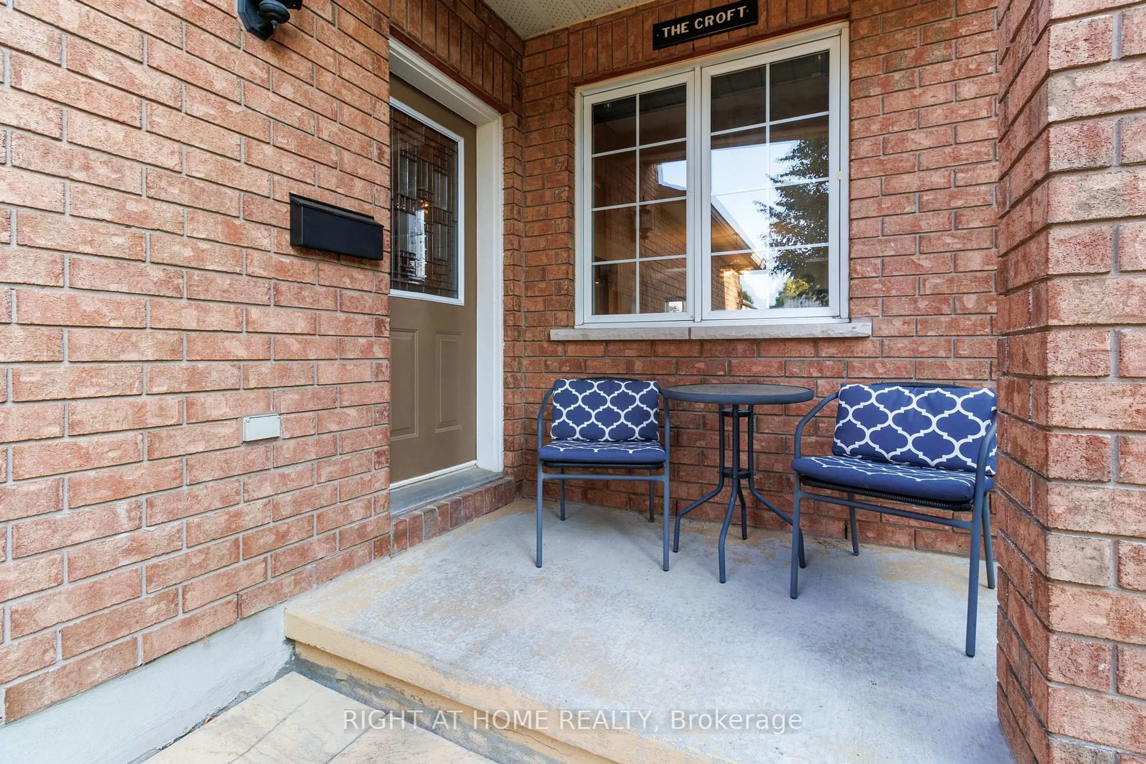 Patio, street for 139 Locheland Cres, Ottawa Ontario K2G 6H3