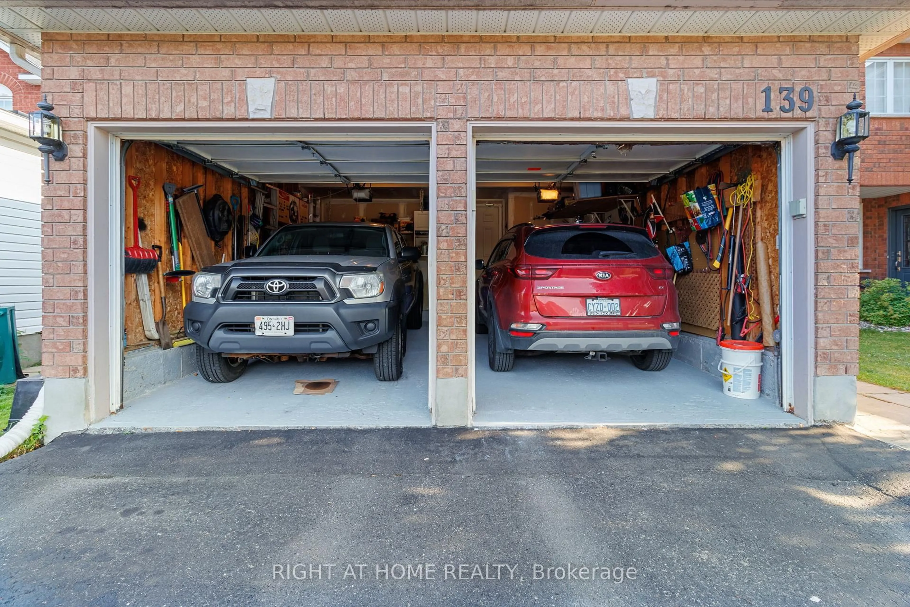 Indoor garage for 139 Locheland Cres, Ottawa Ontario K2G 6H3
