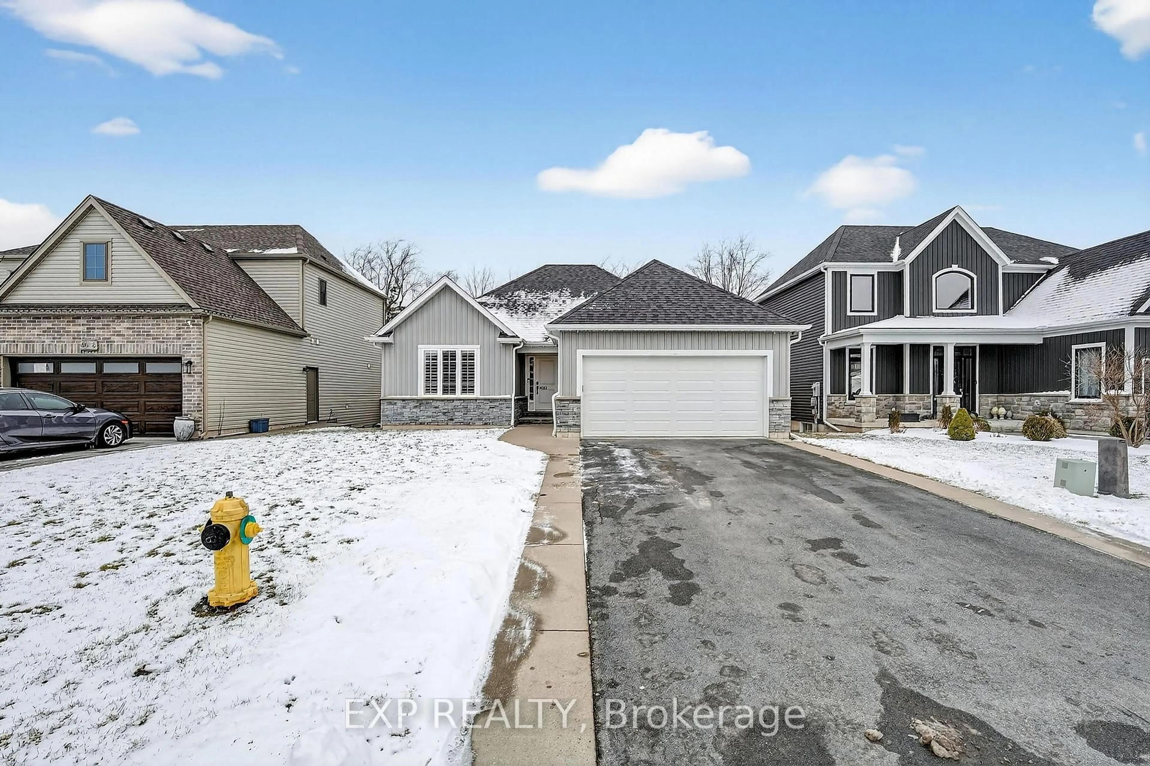 A pic from outside/outdoor area/front of a property/back of a property/a pic from drone, street for 4032 Village Creek Dr, Fort Erie Ontario L0S 1S0