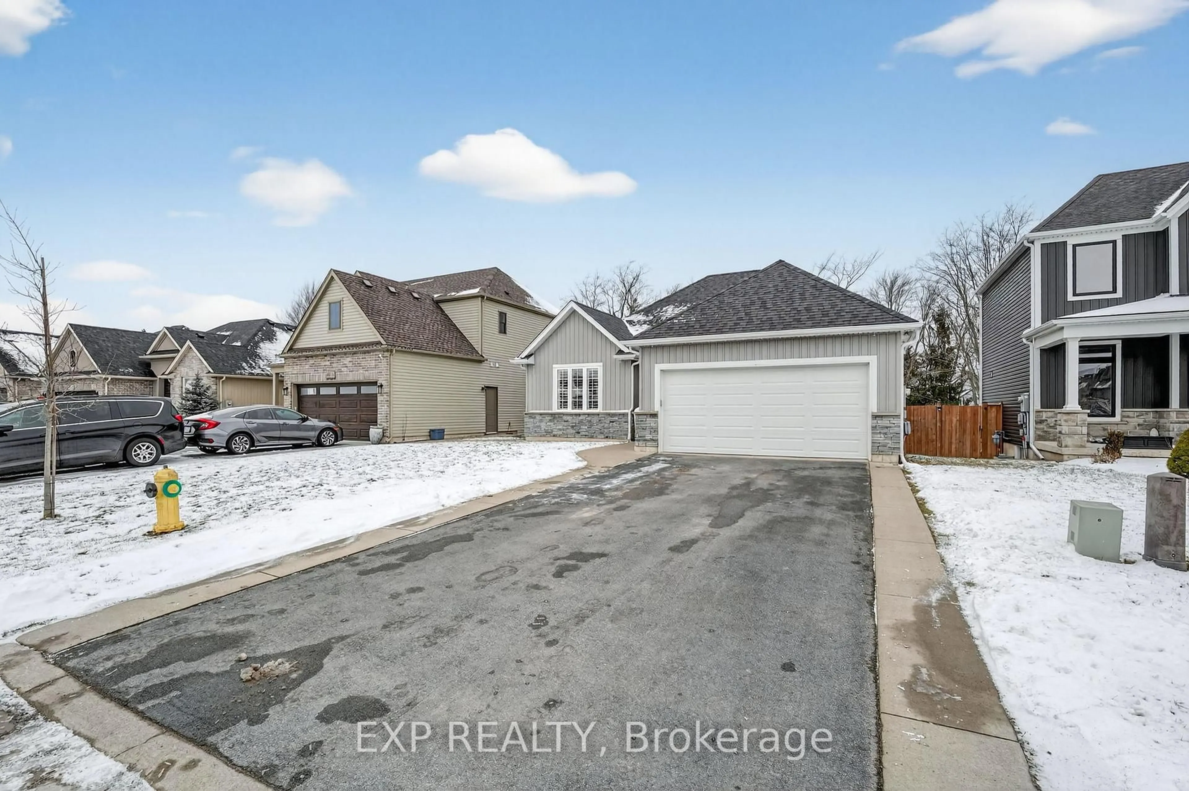 A pic from outside/outdoor area/front of a property/back of a property/a pic from drone, street for 4032 Village Creek Dr, Fort Erie Ontario L0S 1S0