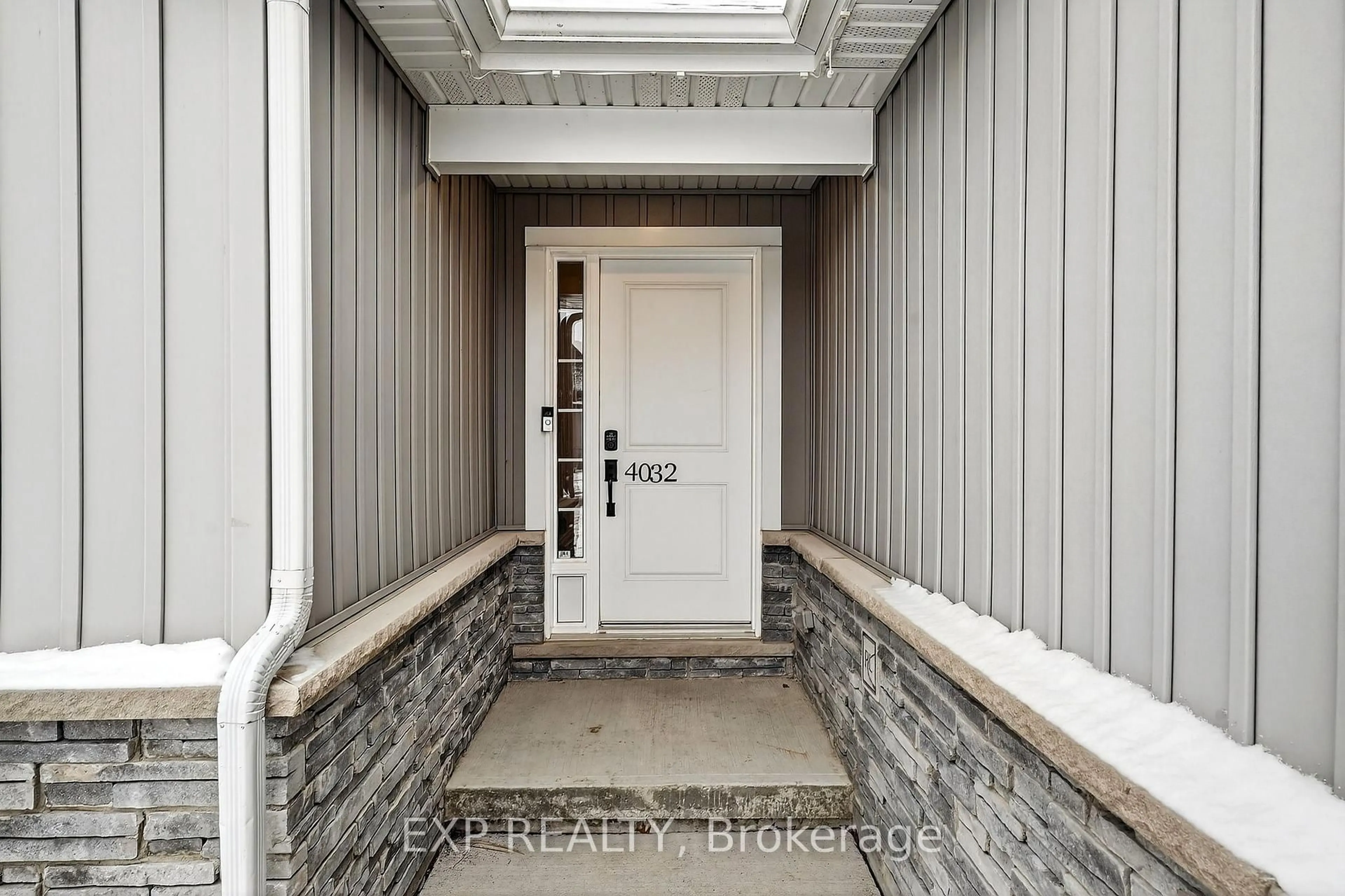 Indoor entryway for 4032 Village Creek Dr, Fort Erie Ontario L0S 1S0