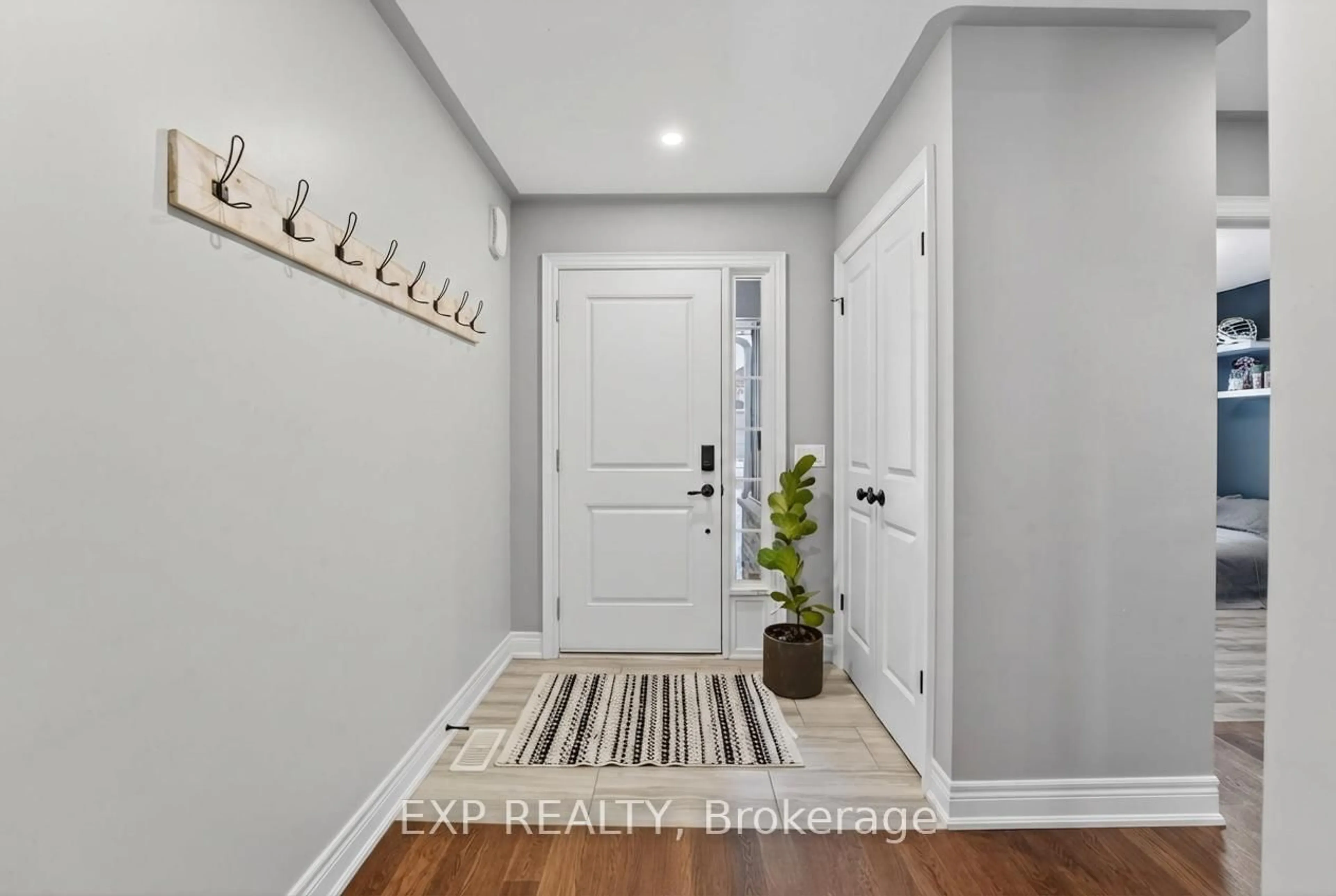 Indoor entryway for 4032 Village Creek Dr, Fort Erie Ontario L0S 1S0