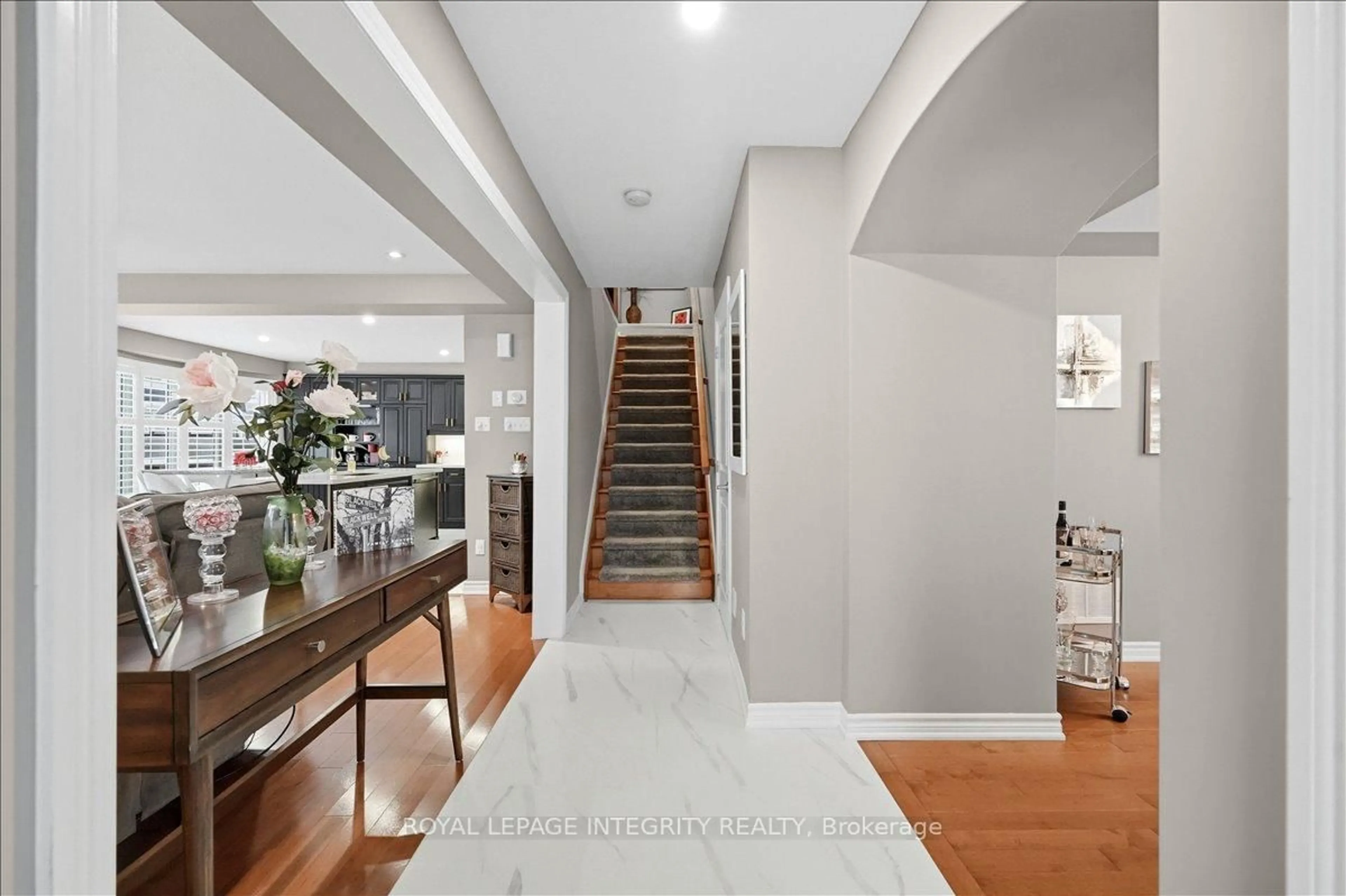 Indoor foyer for 600 Calla Lily Terr, Ottawa Ontario K4A 0V3