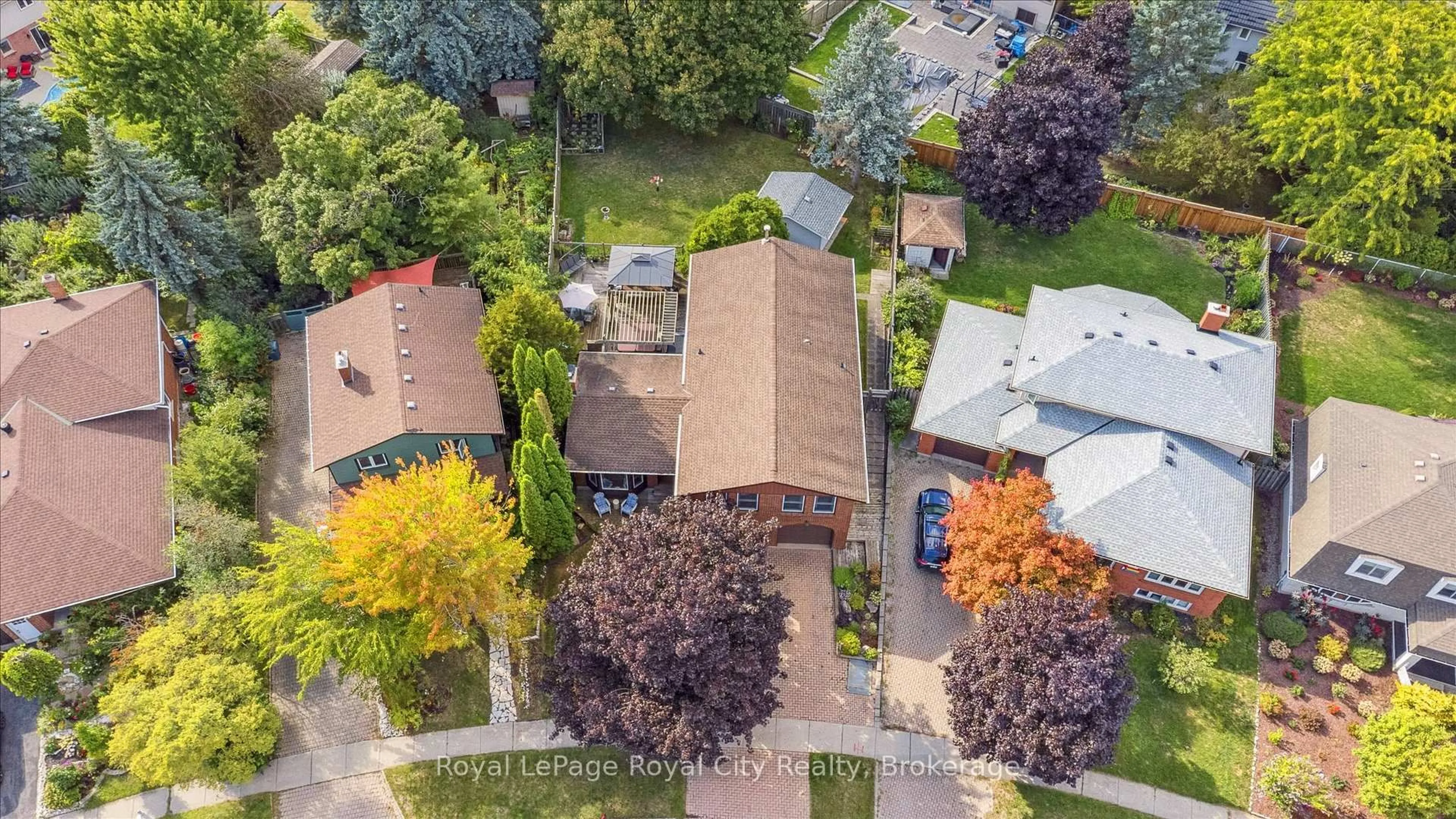 A pic from outside/outdoor area/front of a property/back of a property/a pic from drone, street for 28 Wimbledon Rd, Guelph Ontario N1H 7N1