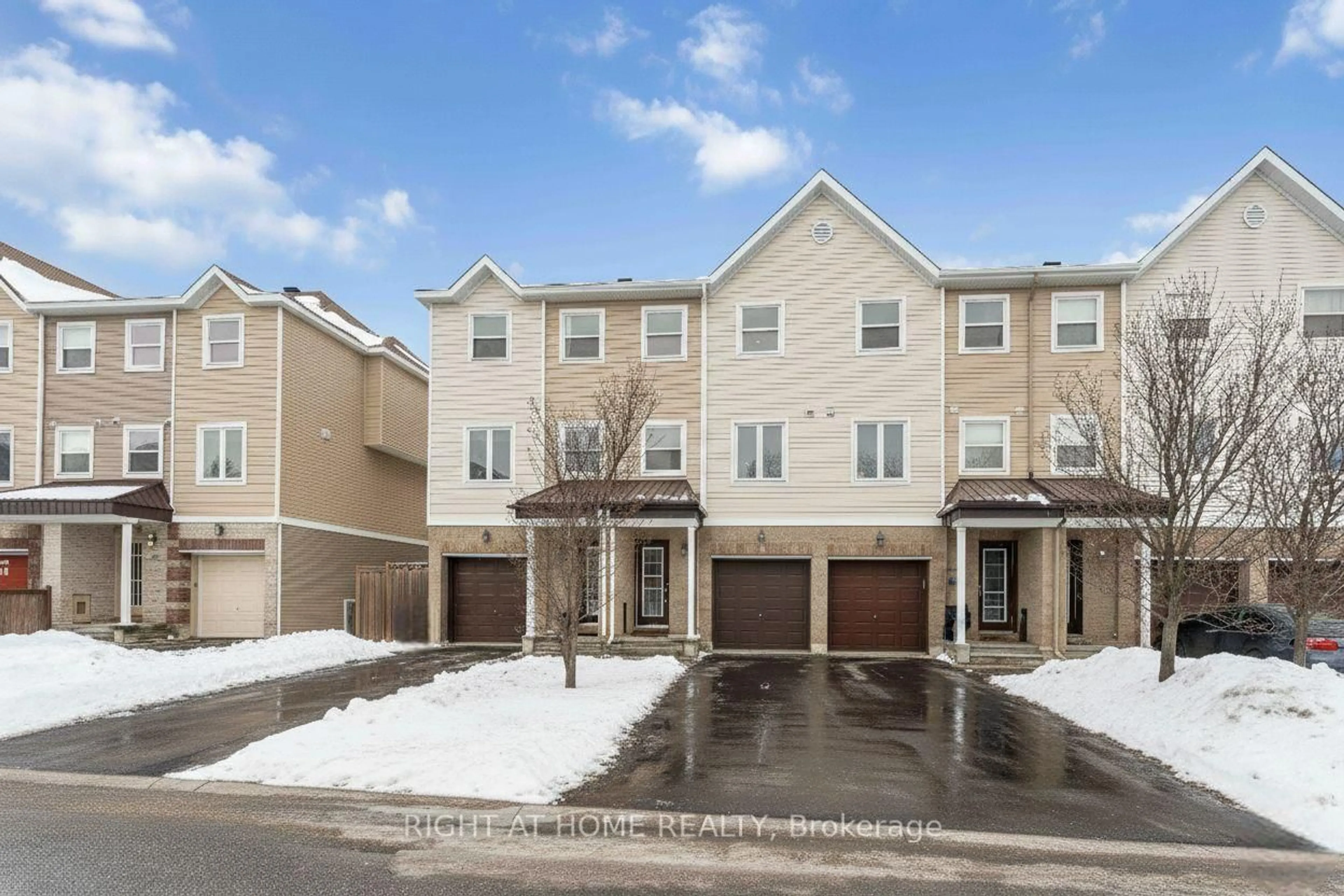 A pic from outside/outdoor area/front of a property/back of a property/a pic from drone, street for 364 Moffatt Pond Crt, Ottawa Ontario K2J 0C7