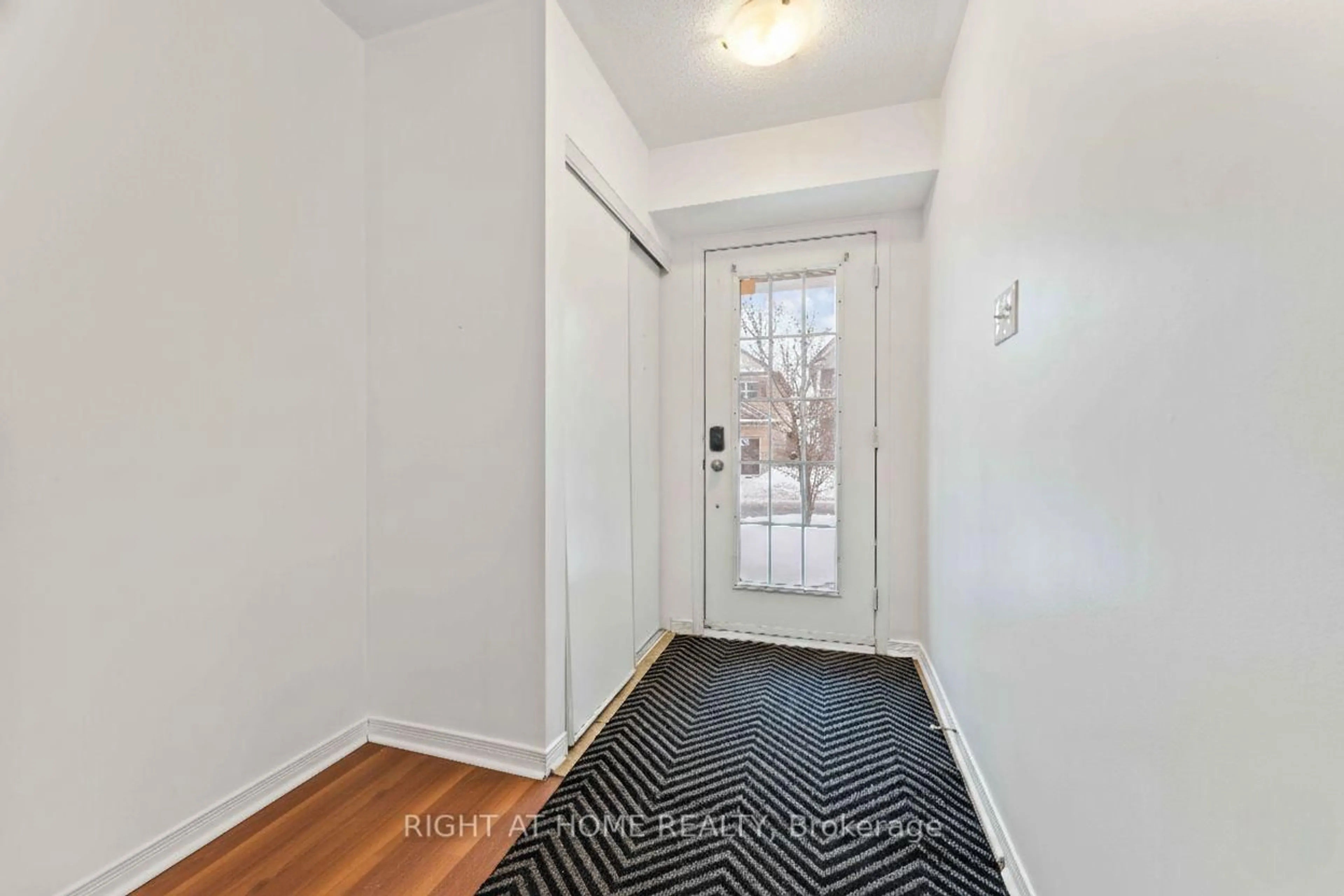 Indoor entryway for 364 Moffatt Pond Crt, Ottawa Ontario K2J 0C7