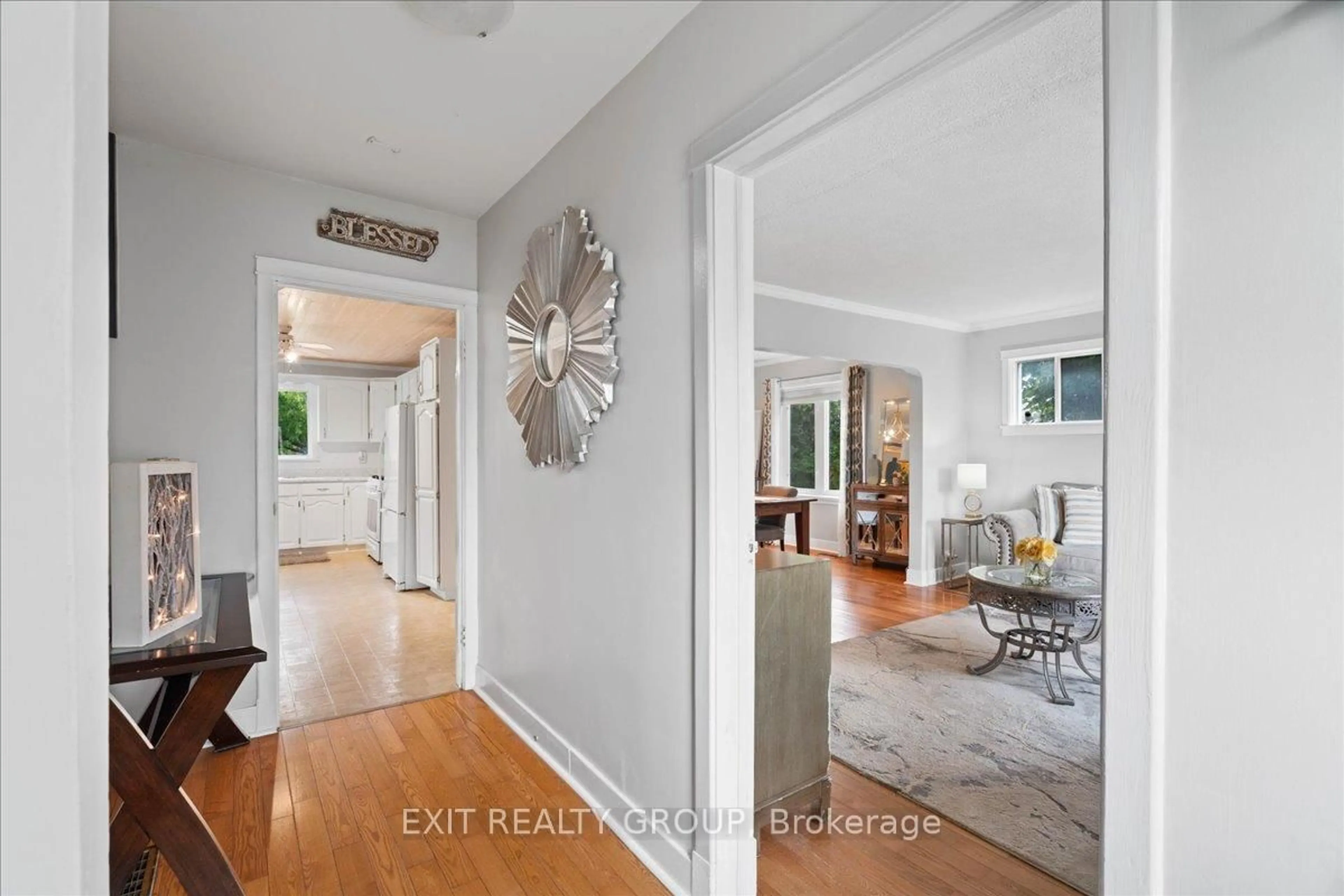 Indoor entryway for 22714 Loyalist Pkwy, Trenton Ontario K8V 5P7