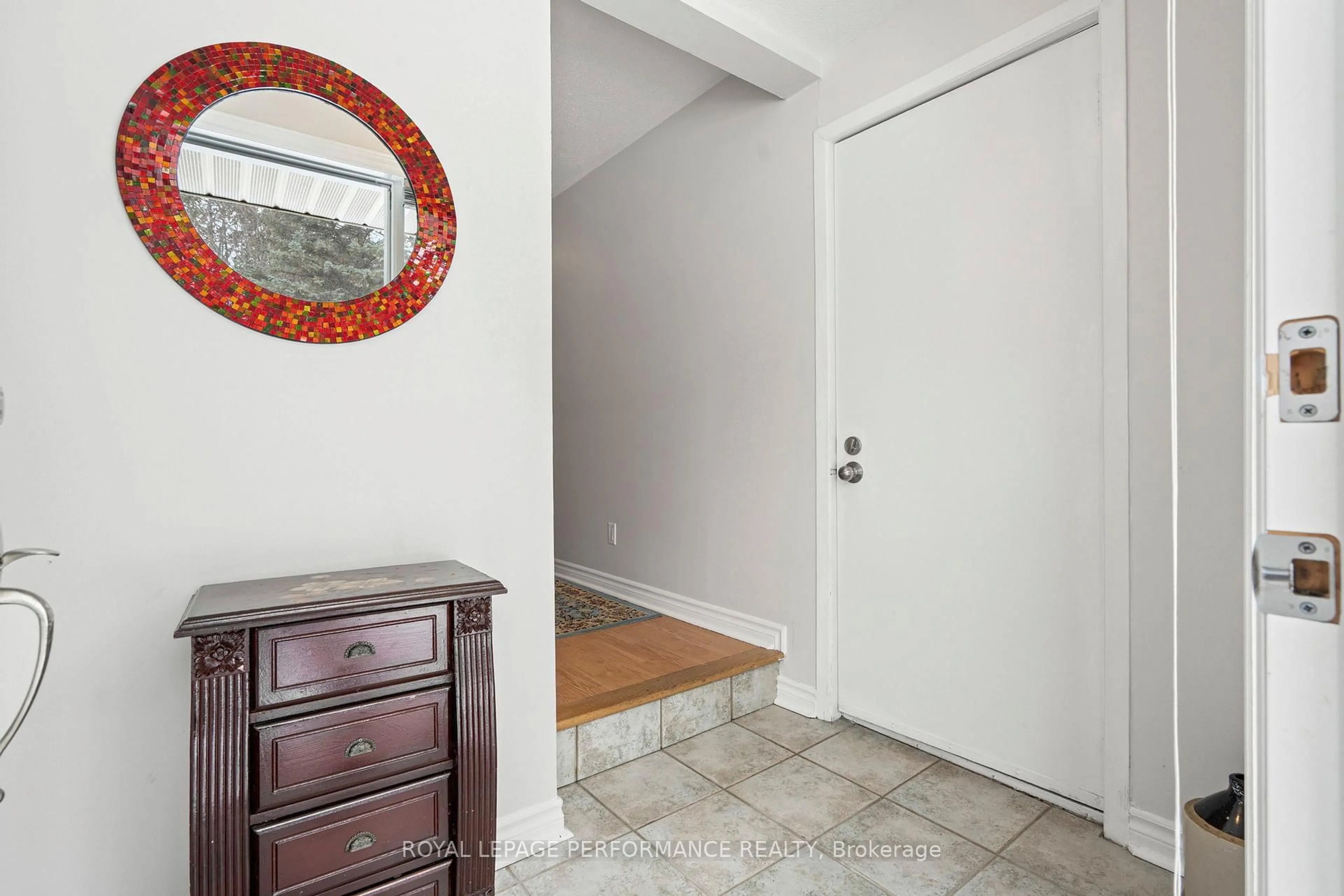 Indoor entryway for 1140 Forets Ave #39, Ottawa Ontario K1C 5K7