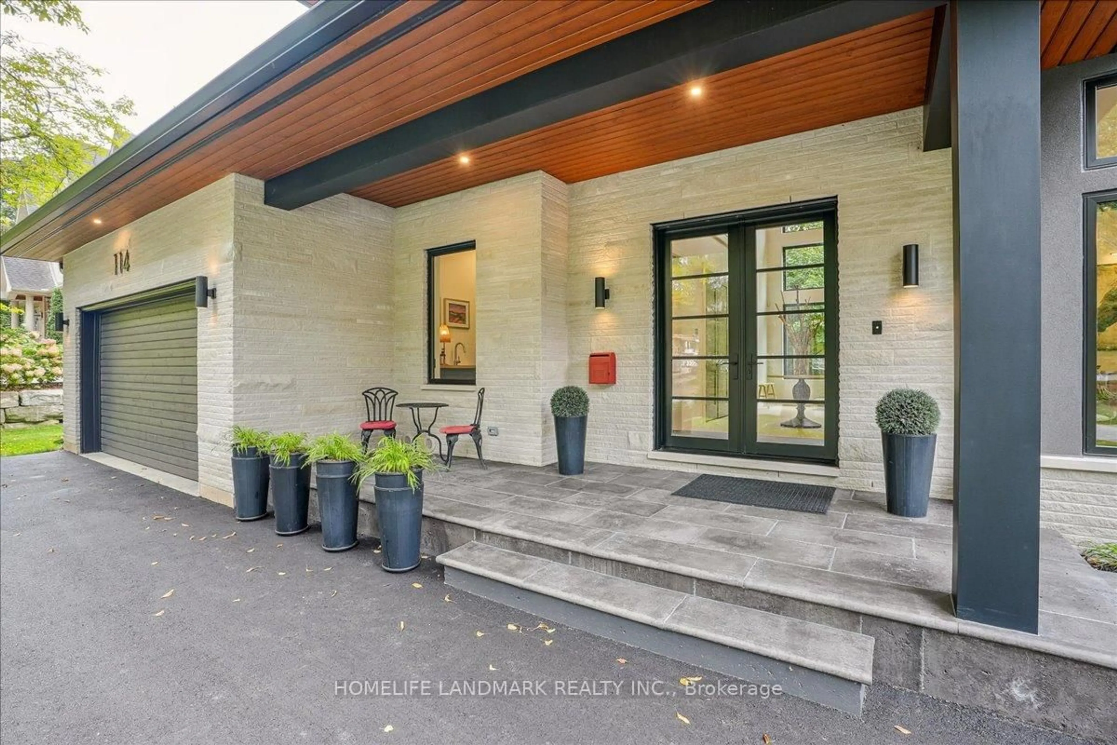 Indoor entryway for 114 Reding Rd, Hamilton Ontario L9G 1M8