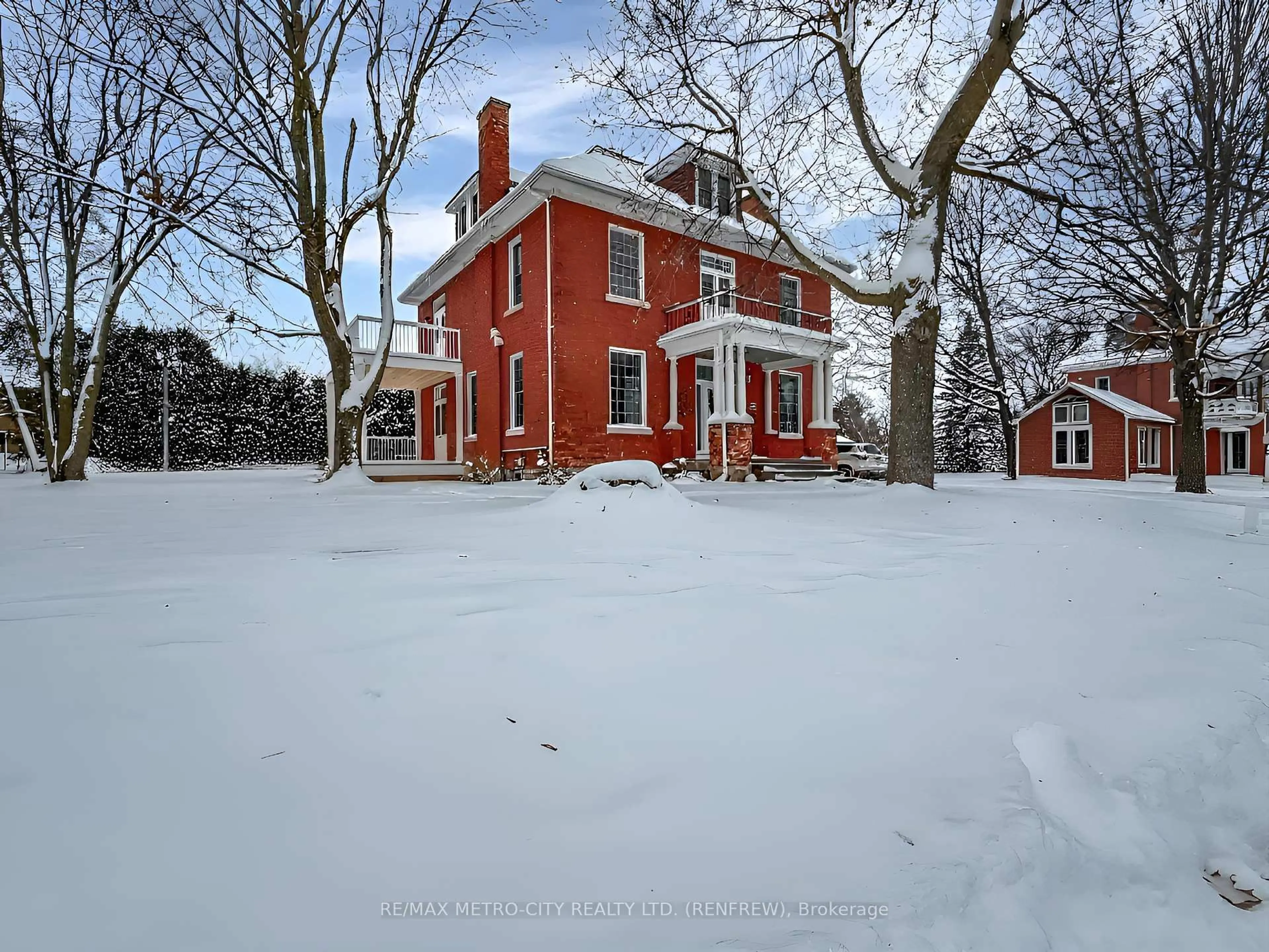 A pic from outside/outdoor area/front of a property/back of a property/a pic from drone, building for 298 Barr St, Renfrew Ontario K7V 1J8