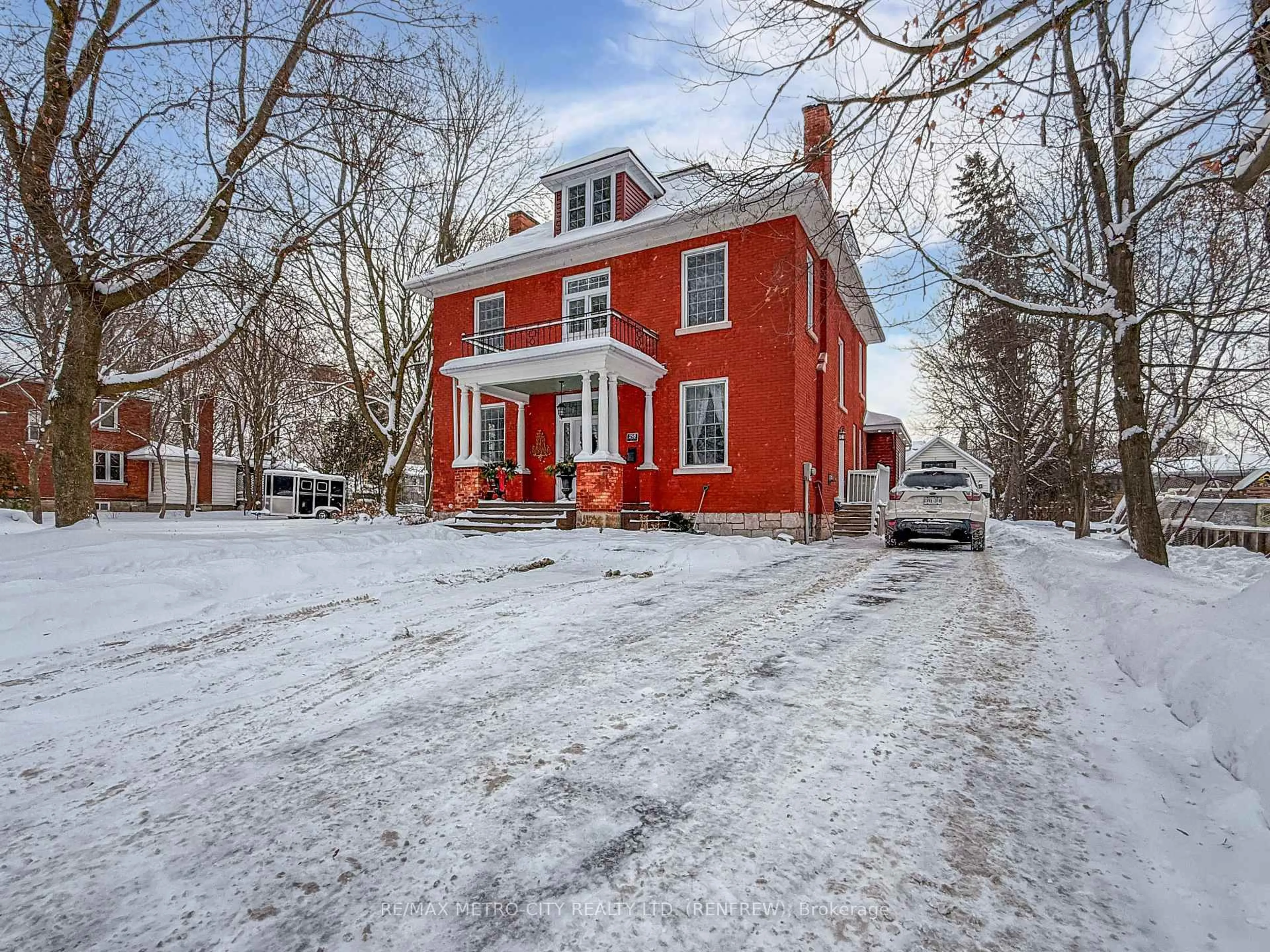 Home with brick exterior material, street for 298 Barr St, Renfrew Ontario K7V 1J8