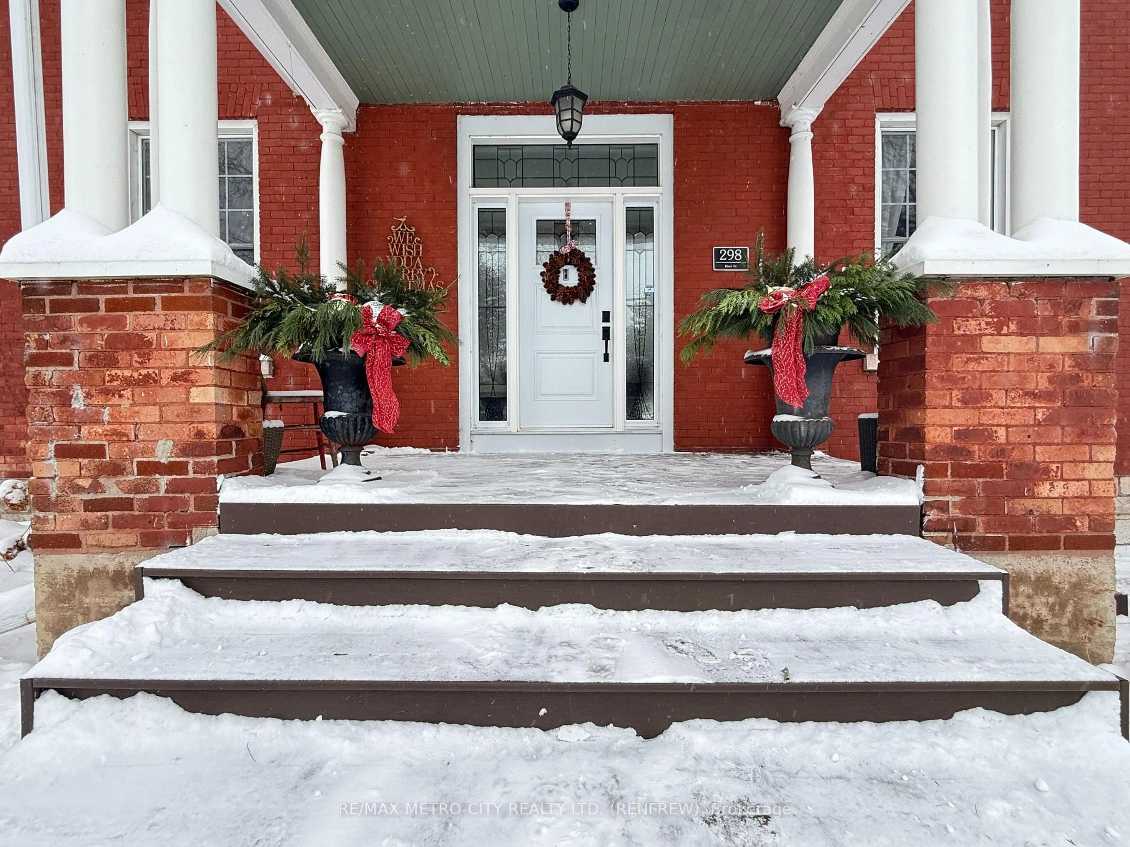 Indoor entryway for 298 Barr St, Renfrew Ontario K7V 1J8
