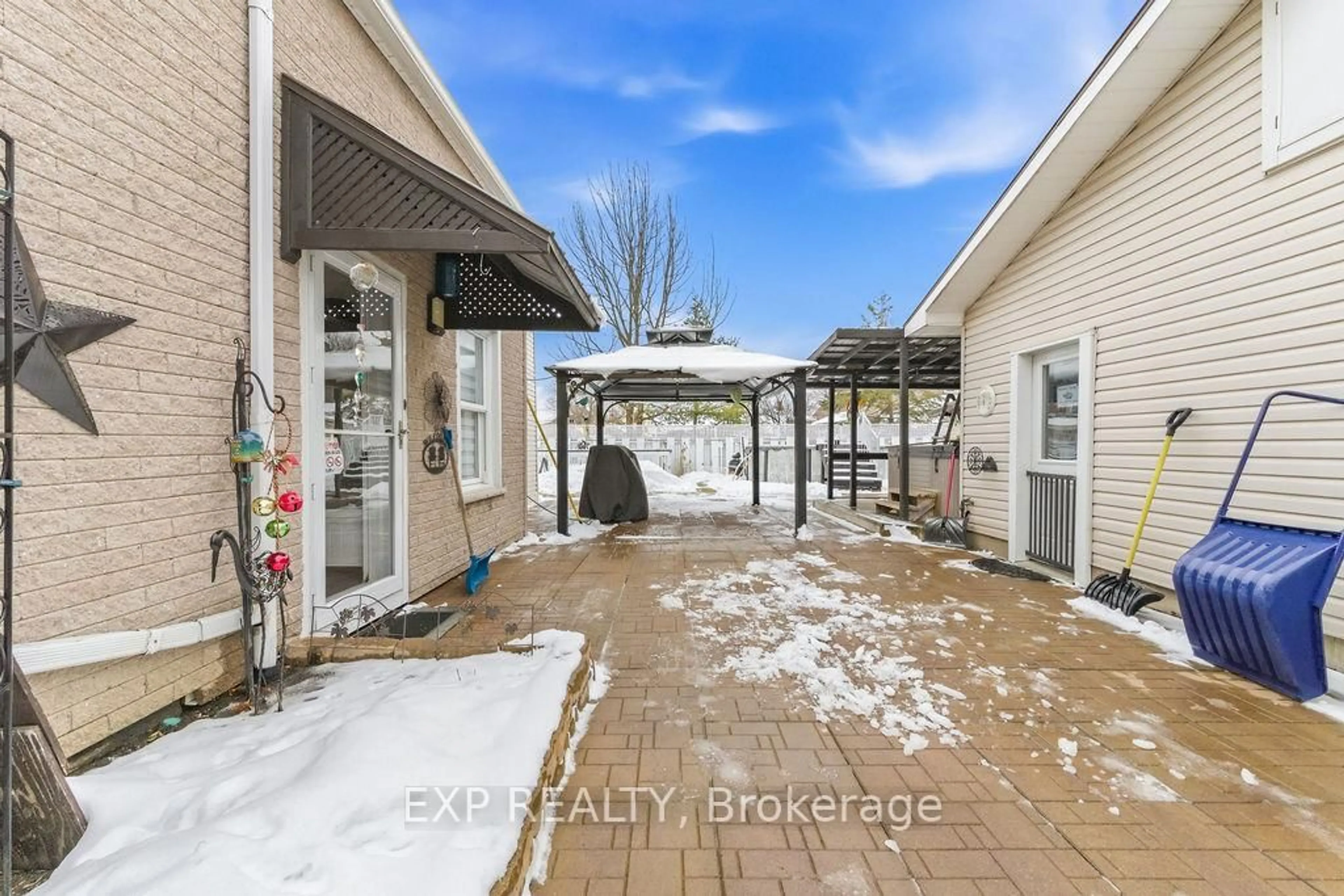 Patio, street for 113 Bank St, Renfrew Ontario K7V 2E3