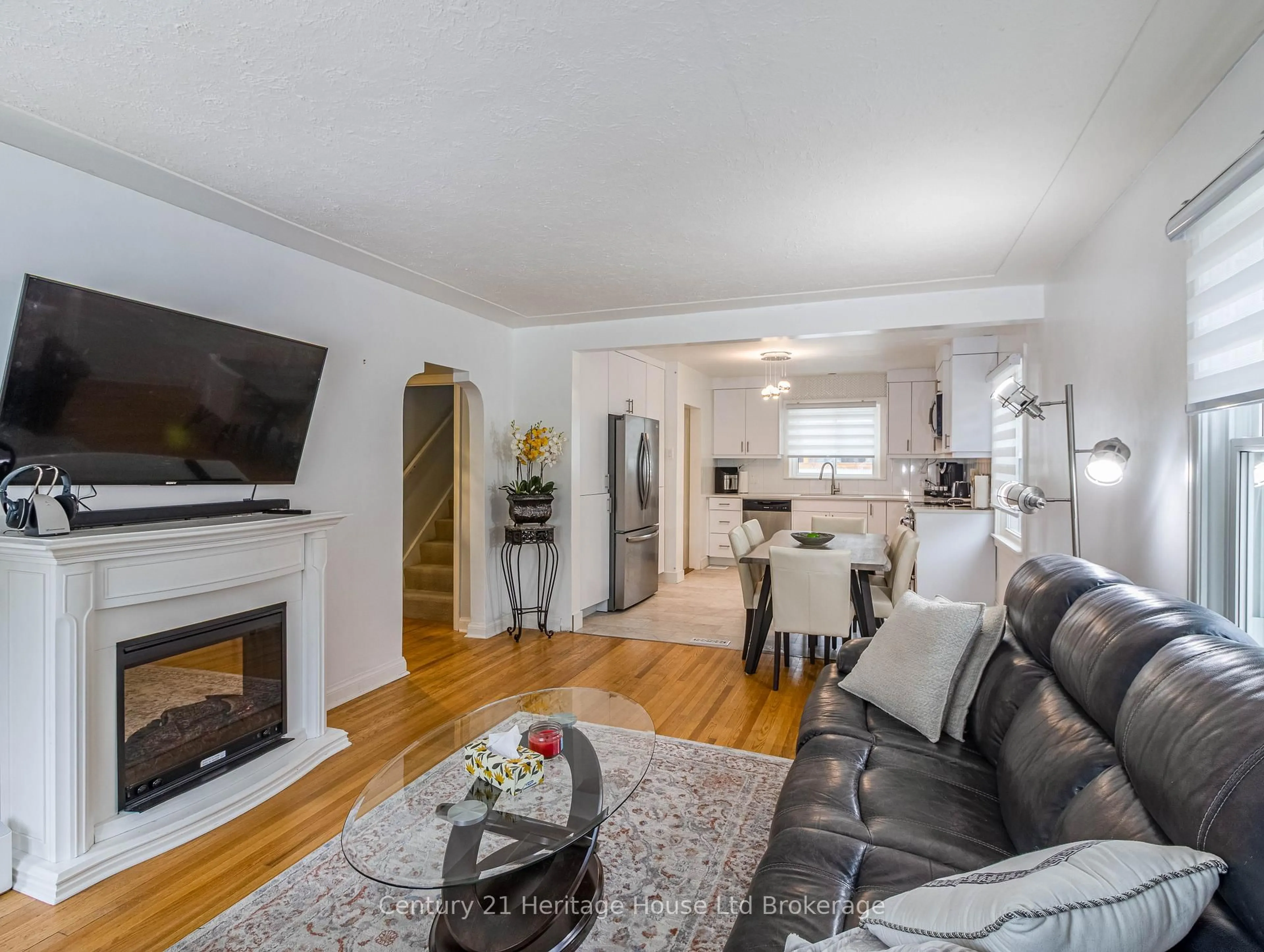 Living room with furniture, wood/laminate floor for 634 Wallace St, London East Ontario N5Y 3R7