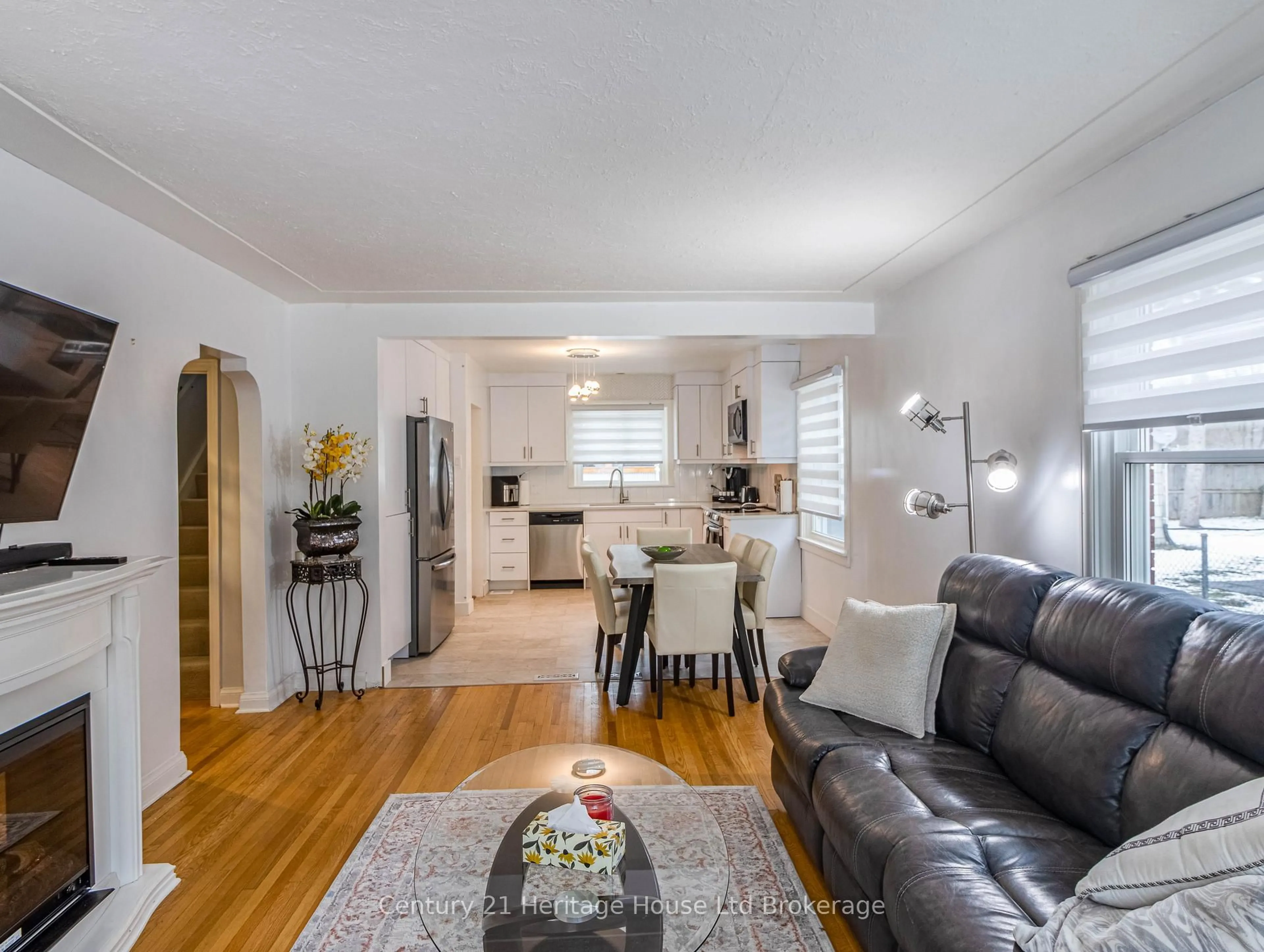 Living room with furniture, wood/laminate floor for 634 Wallace St, London East Ontario N5Y 3R7