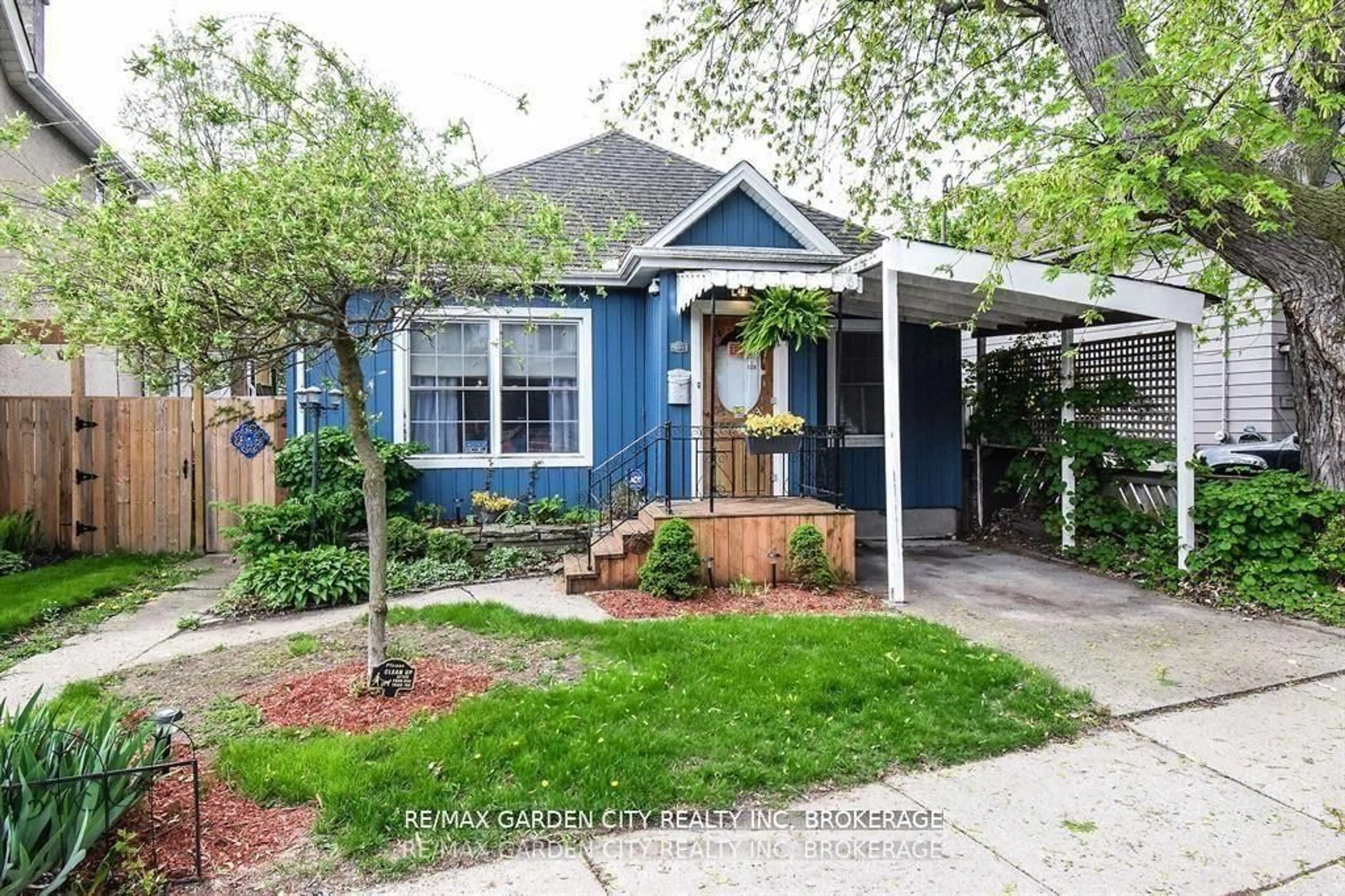 Home with vinyl exterior material, street for 76 Beech St, St. Catharines Ontario L2R 2B7